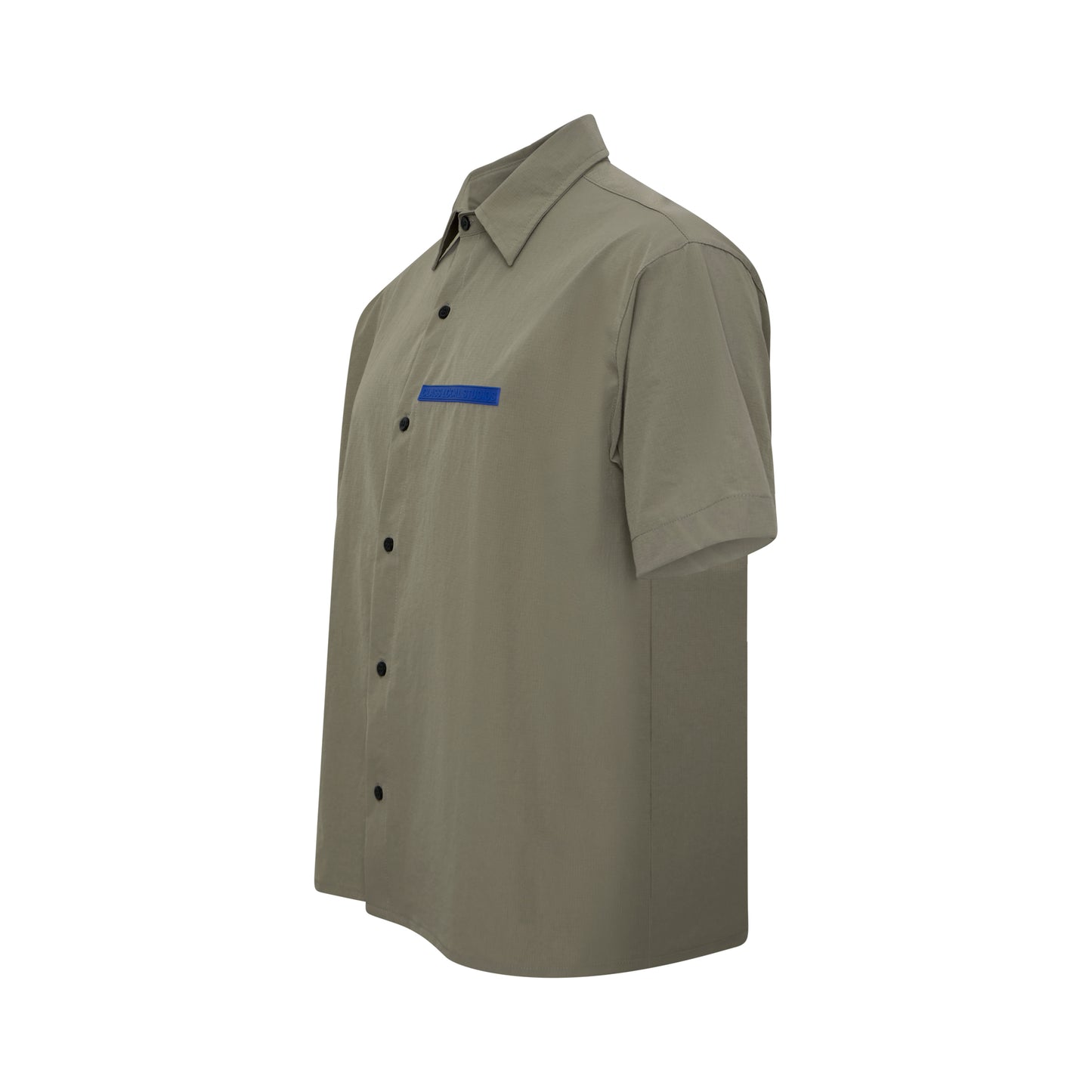 Camisa clássica verde oliva de mangas curtas, abotoamento frontal e detalhe azul.