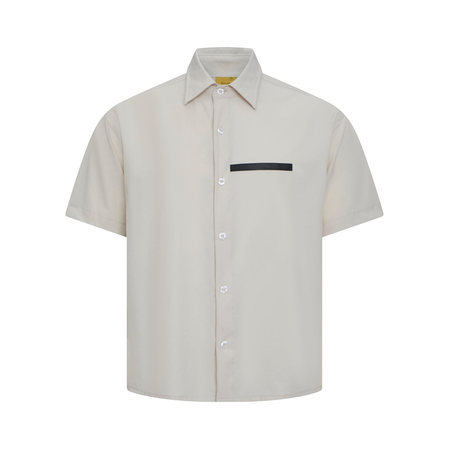 Camisa social bege claro, botões frontais e faixa preta retangular no peito