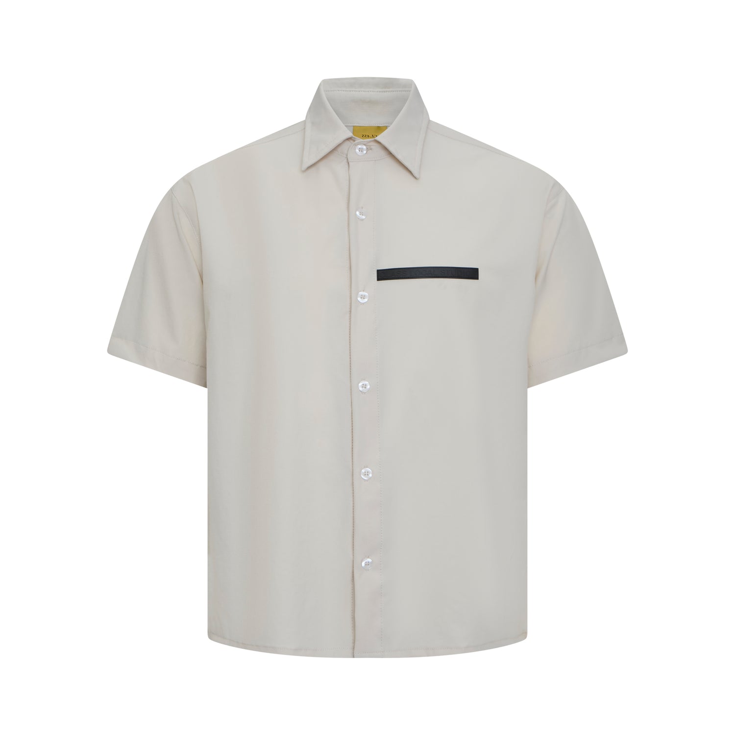 Camisa social bege claro, botões frontais e faixa preta retangular no peito