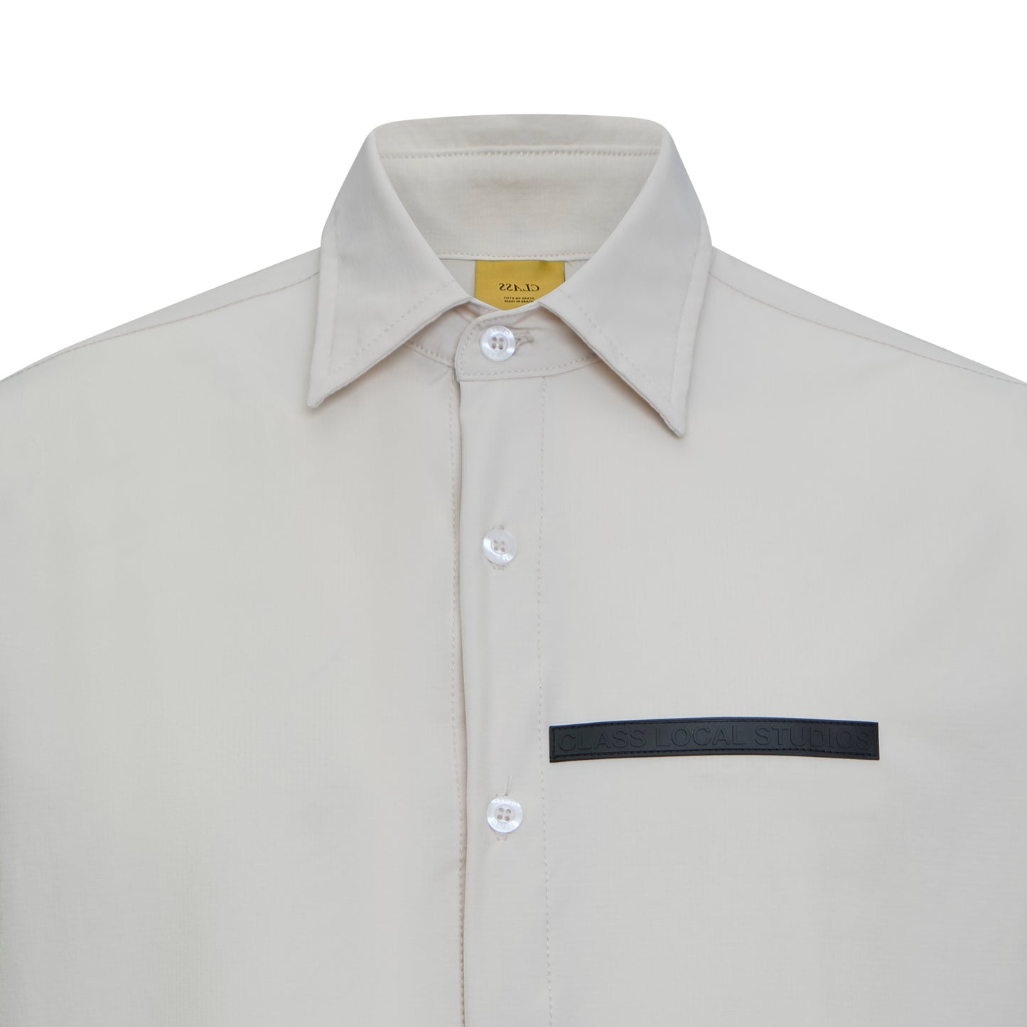 Camisa social bege claro, gola com botões e faixa preta no peito