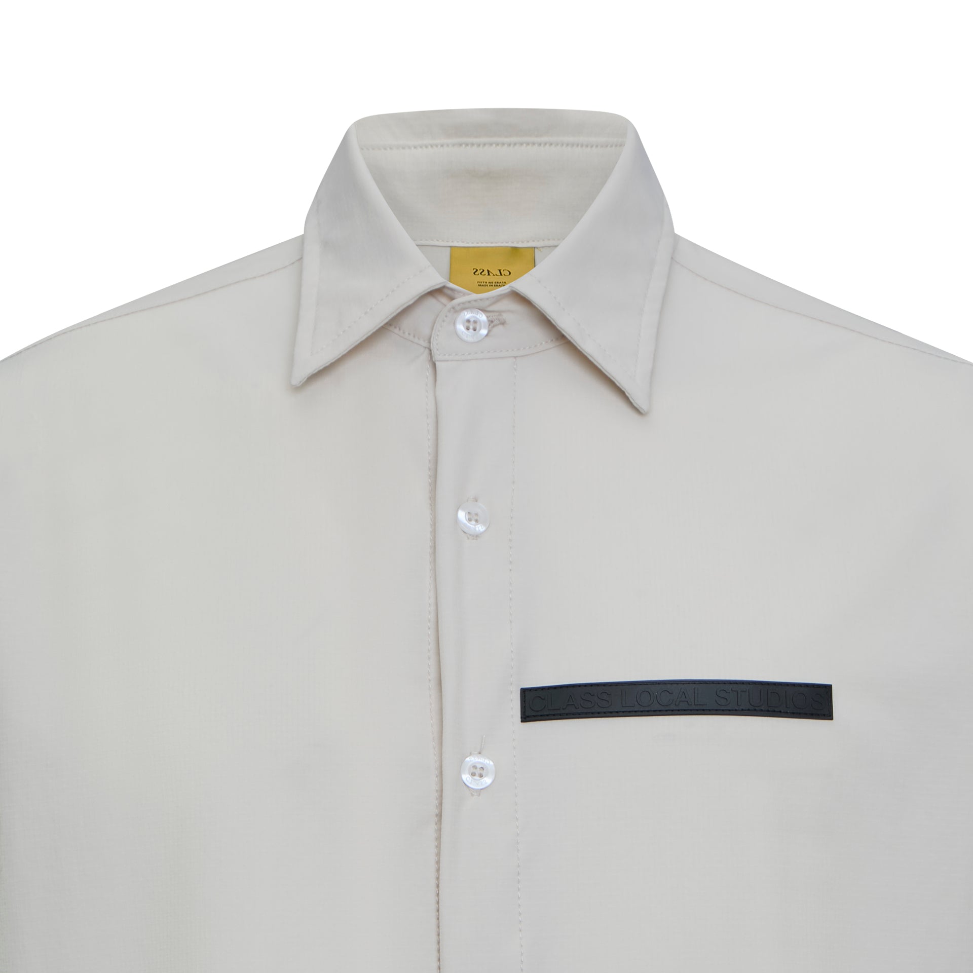 Camisa social bege claro, gola com botões e faixa preta no peito