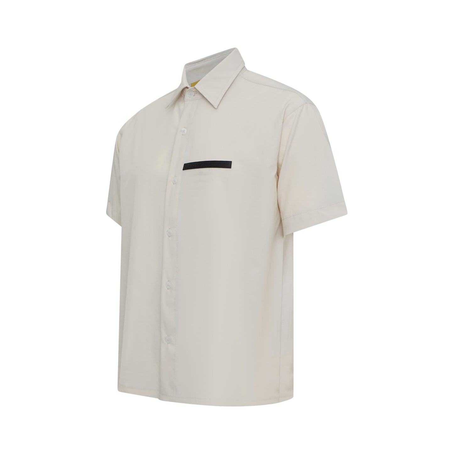 Camisa social bege claro de manga curta, vista frontal com faixa preta no peito