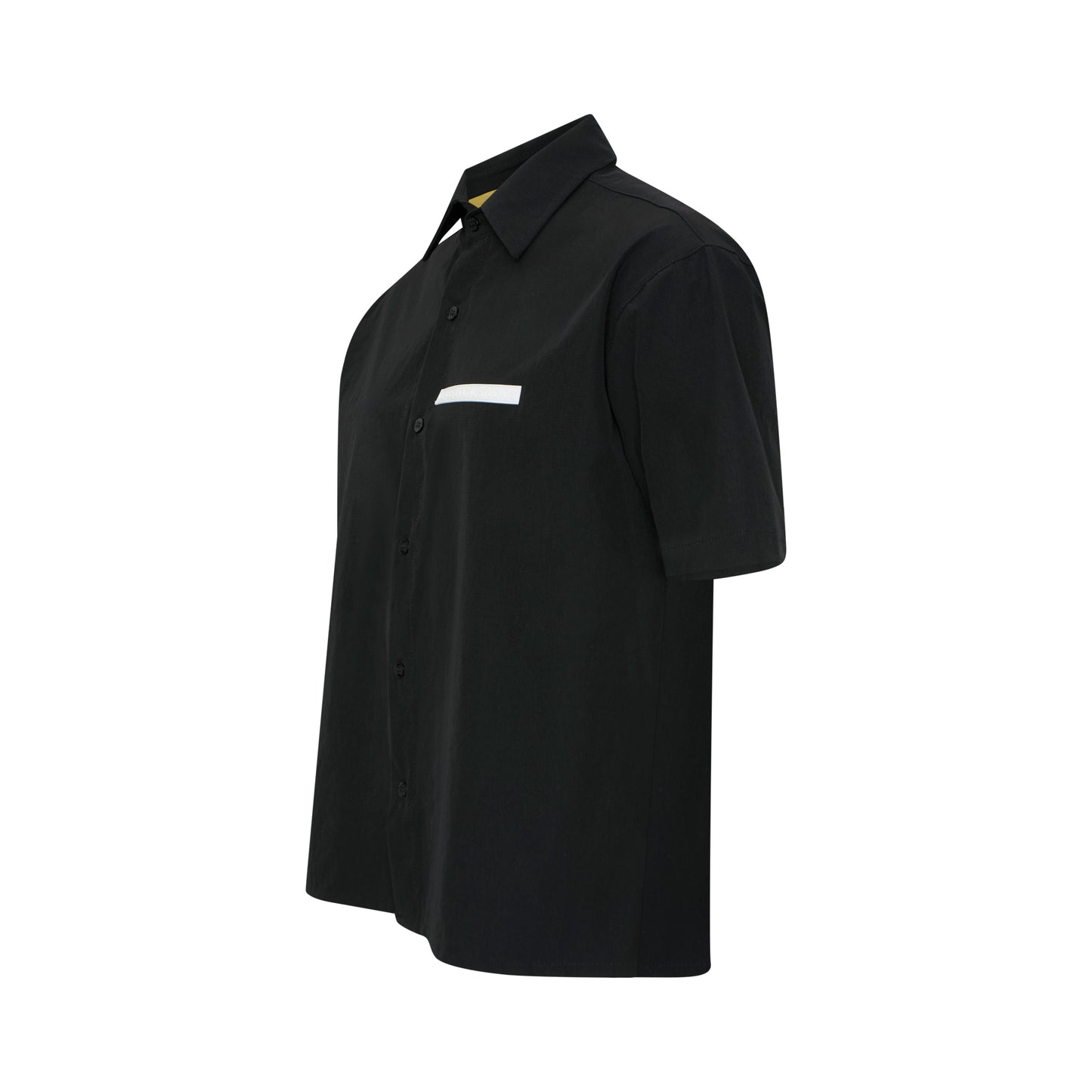 Camisa preta de manga curta, vista lateral, gola e frente com botões