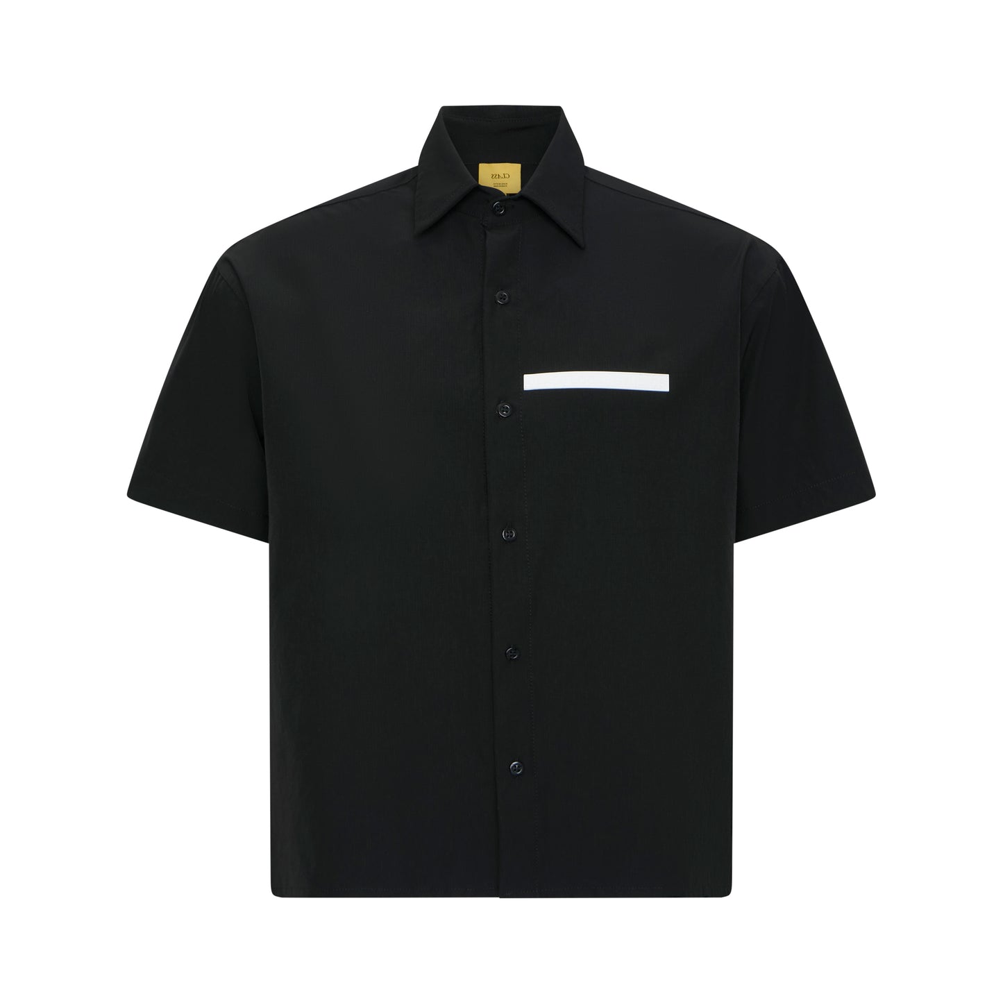Camisa social preta de manga curta, gola e botões, detalhe listrado branco no peito
