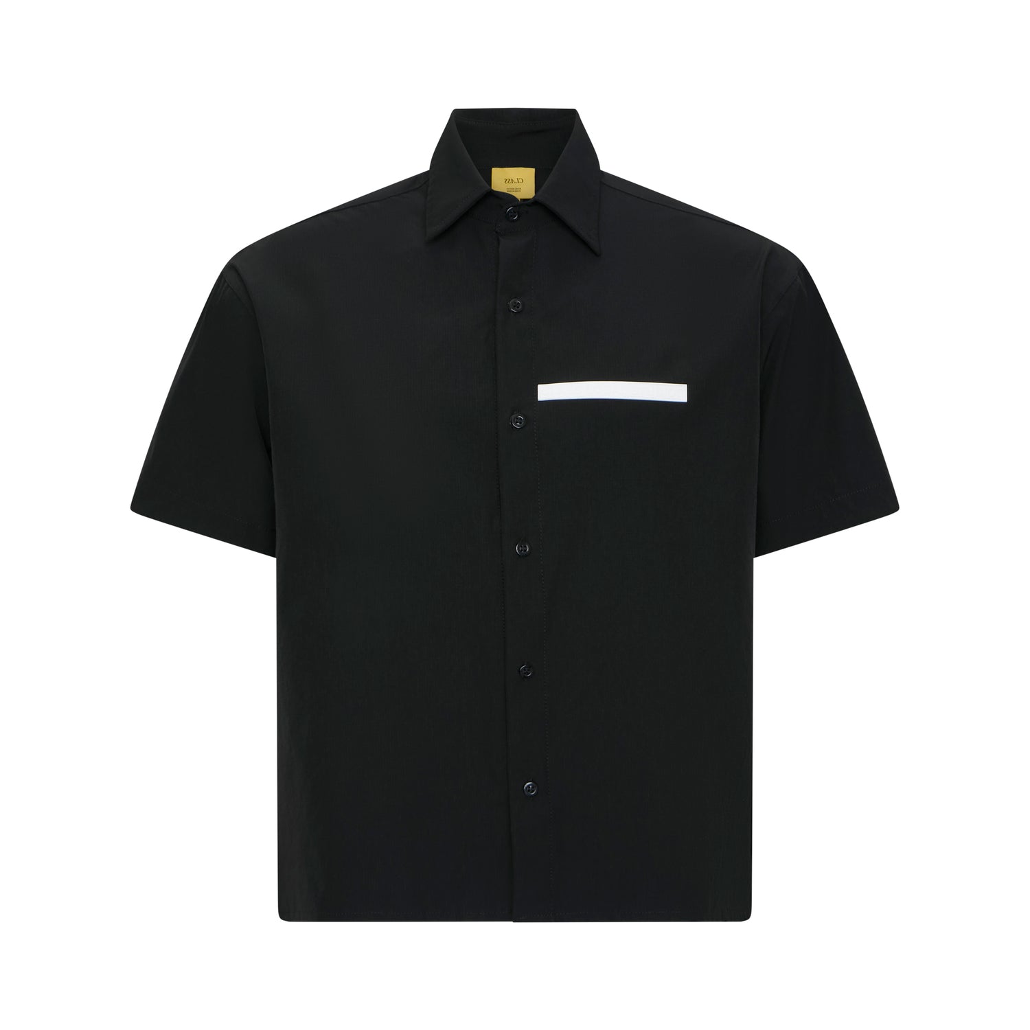 Camisa social preta de manga curta, gola e botões, detalhe listrado branco no peito