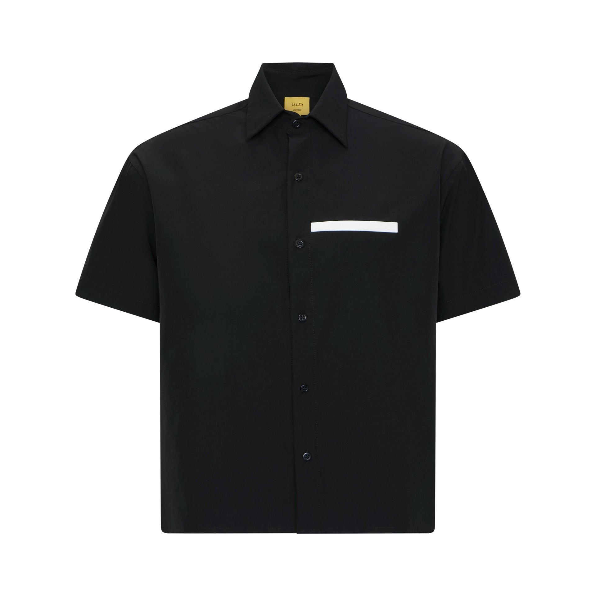Camisa social preta de manga curta, gola e botões, detalhe listrado branco no peito