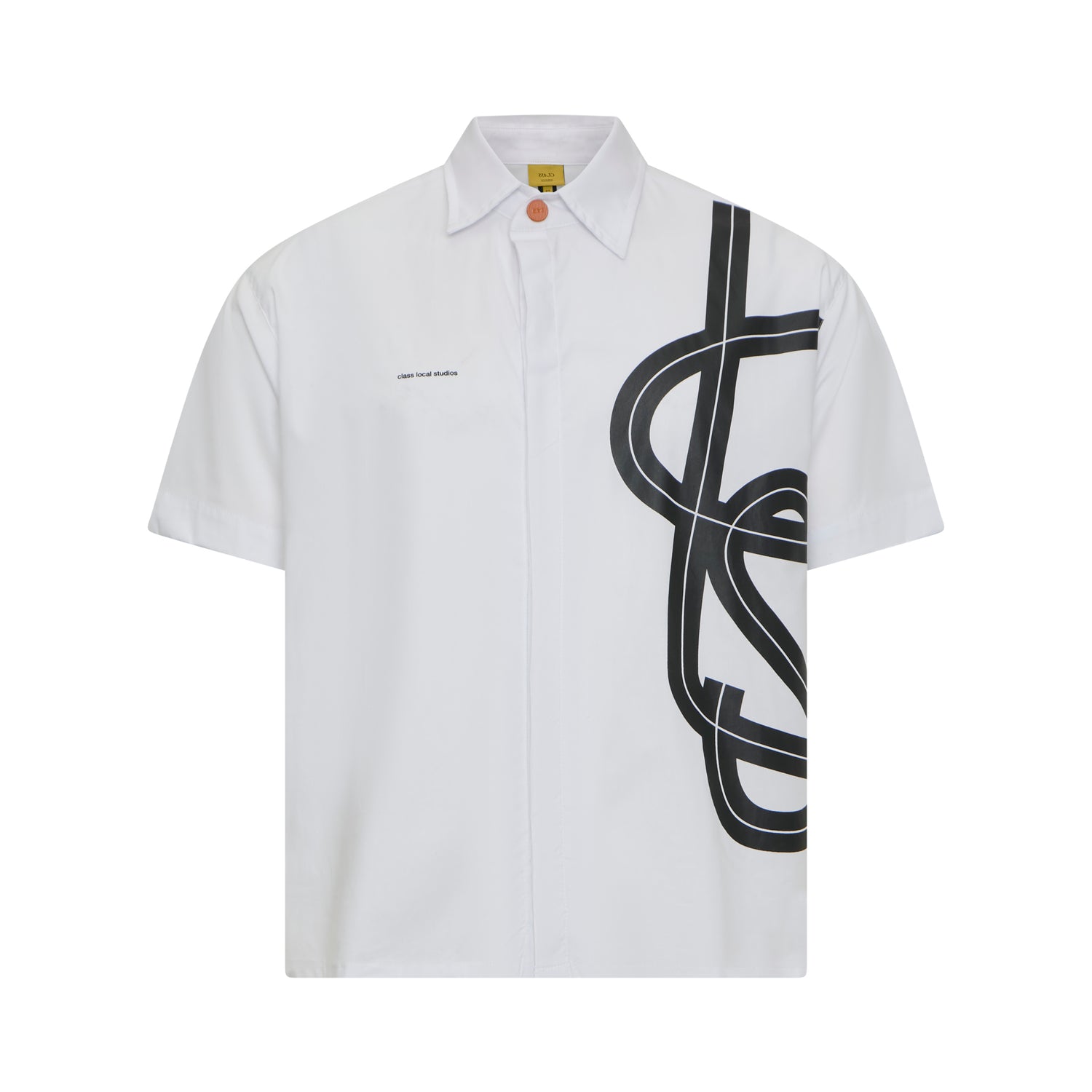Camisa branca de botão, estampa preta no lado e gola clássica.