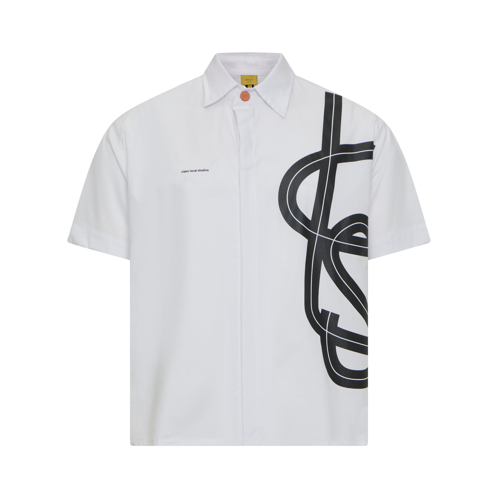 Camisa branca de botão, estampa preta no lado e gola clássica.
