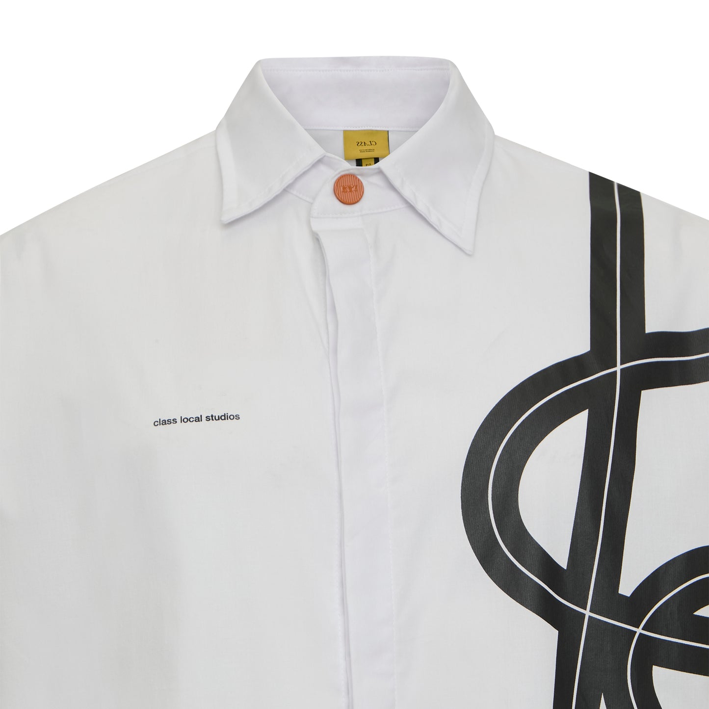 Camisa branca com gola e botões; estampa preta grande na frente.