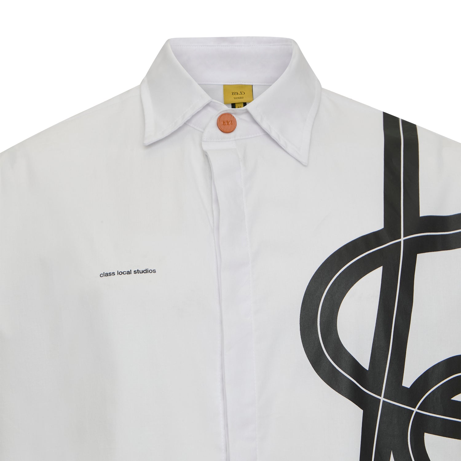 Camisa branca com gola e botões; estampa preta grande na frente.