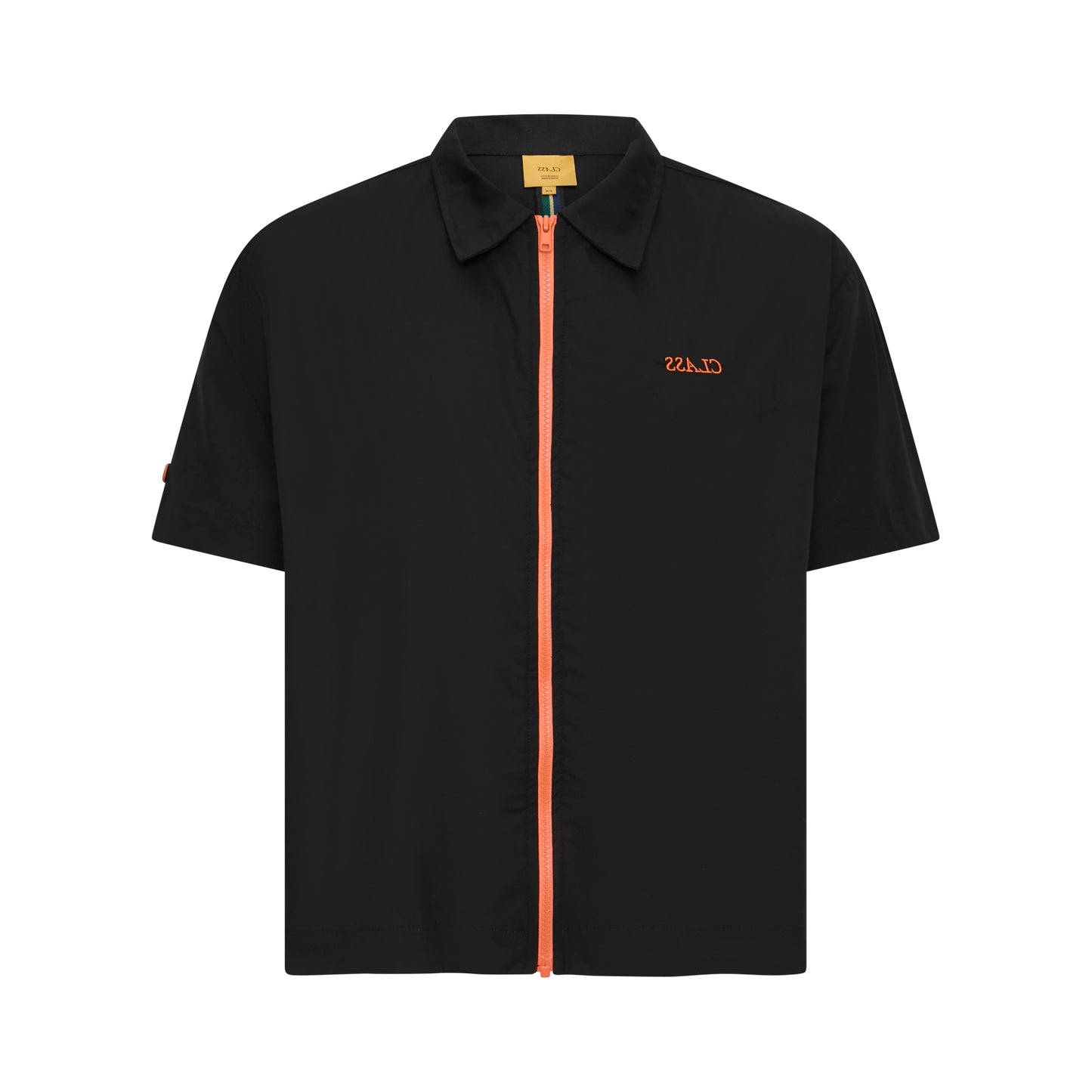 Camisa preta com zíper laranja e bordado pequeno no peito