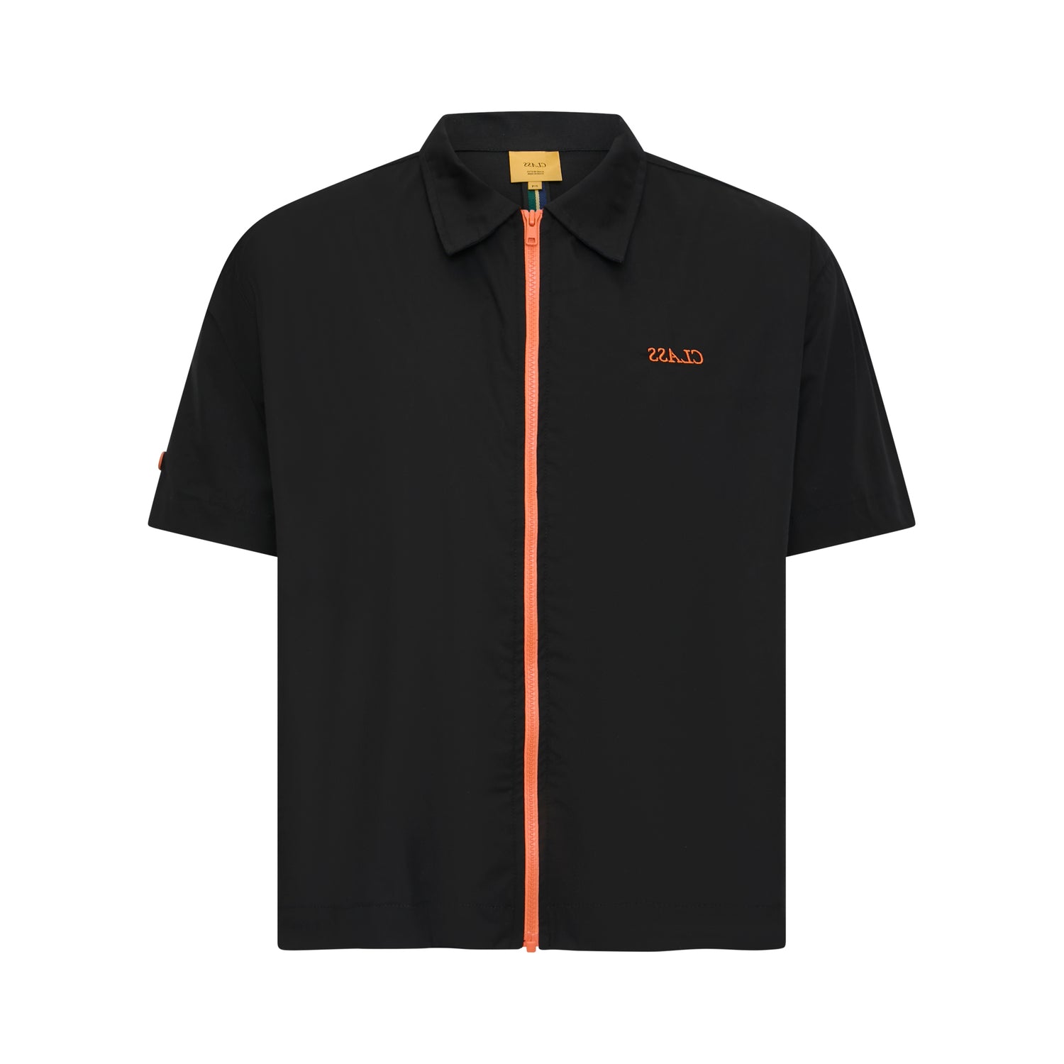 Camisa preta com zíper laranja e bordado pequeno no peito