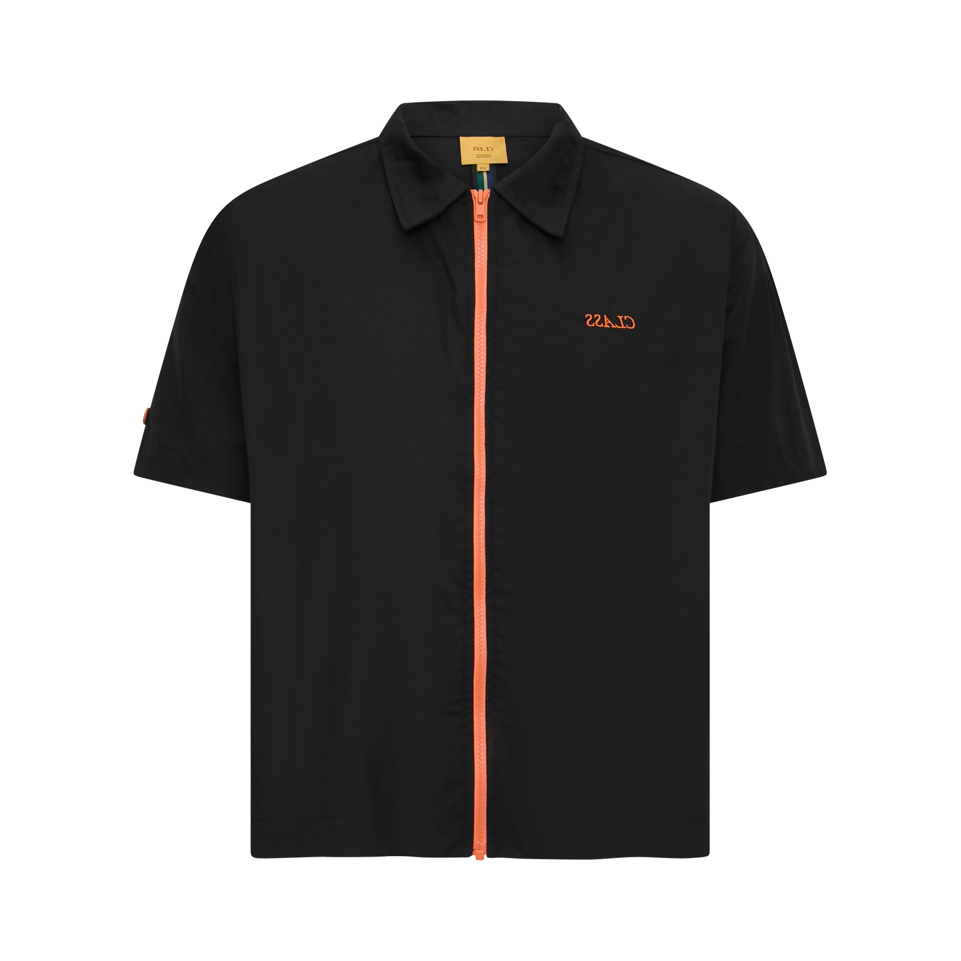 Camisa preta com zíper laranja e bordado pequeno no peito