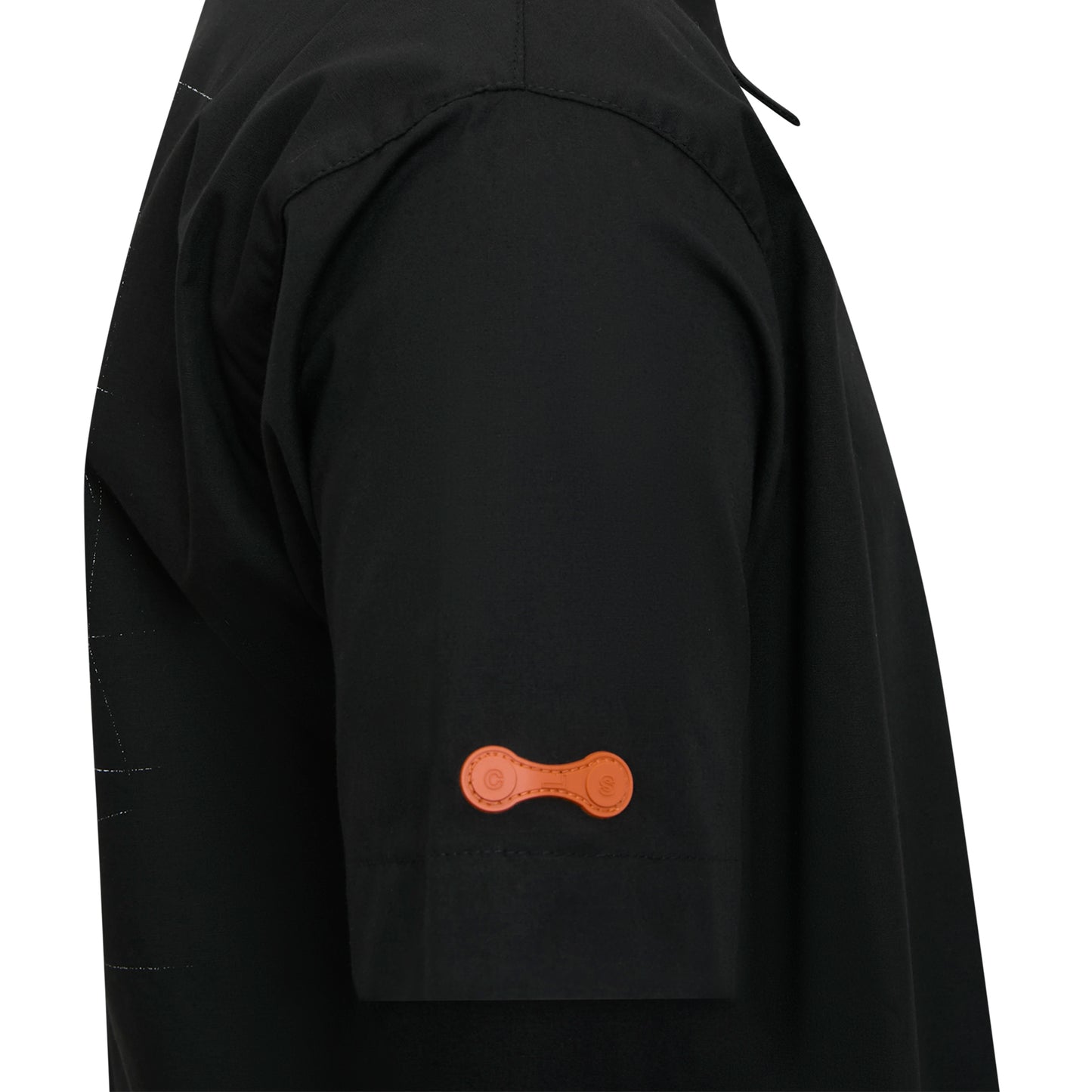 Camisa preta com etiqueta laranja no braço e costura lateral