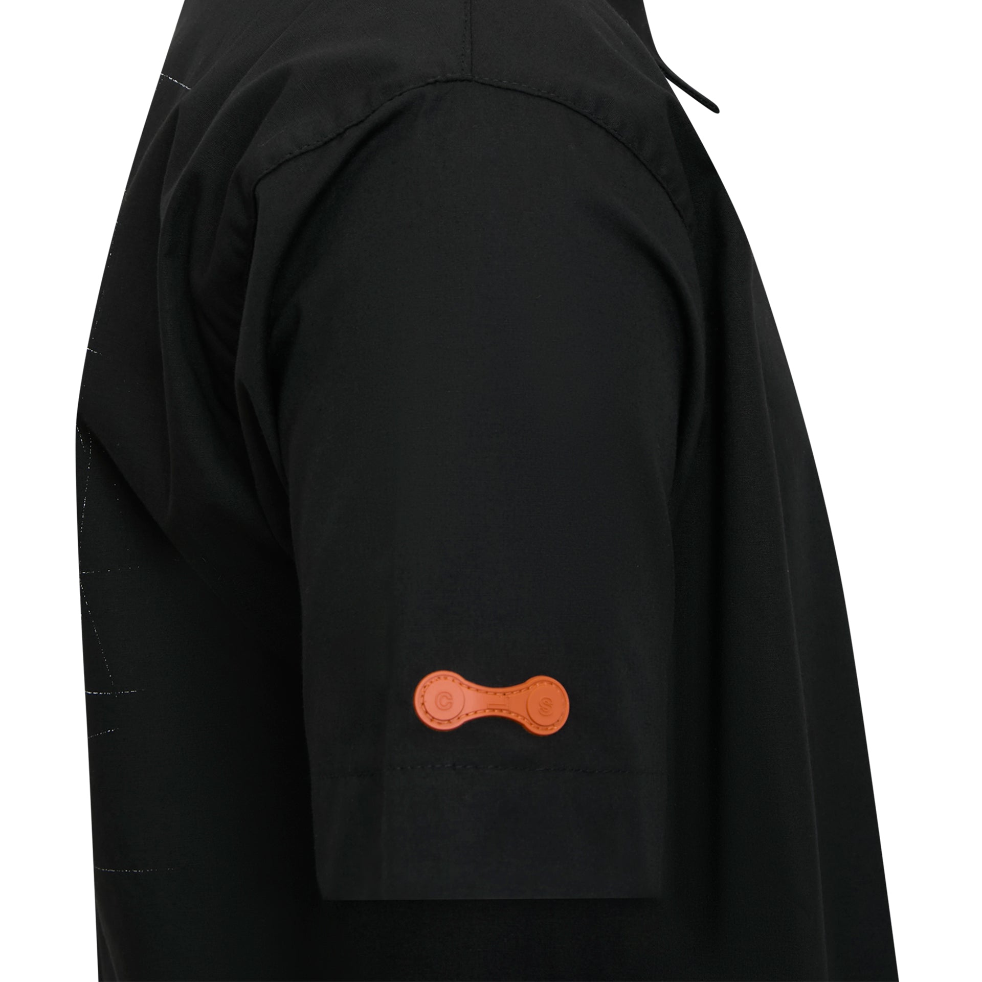 Camisa preta com etiqueta laranja no braço e costura lateral