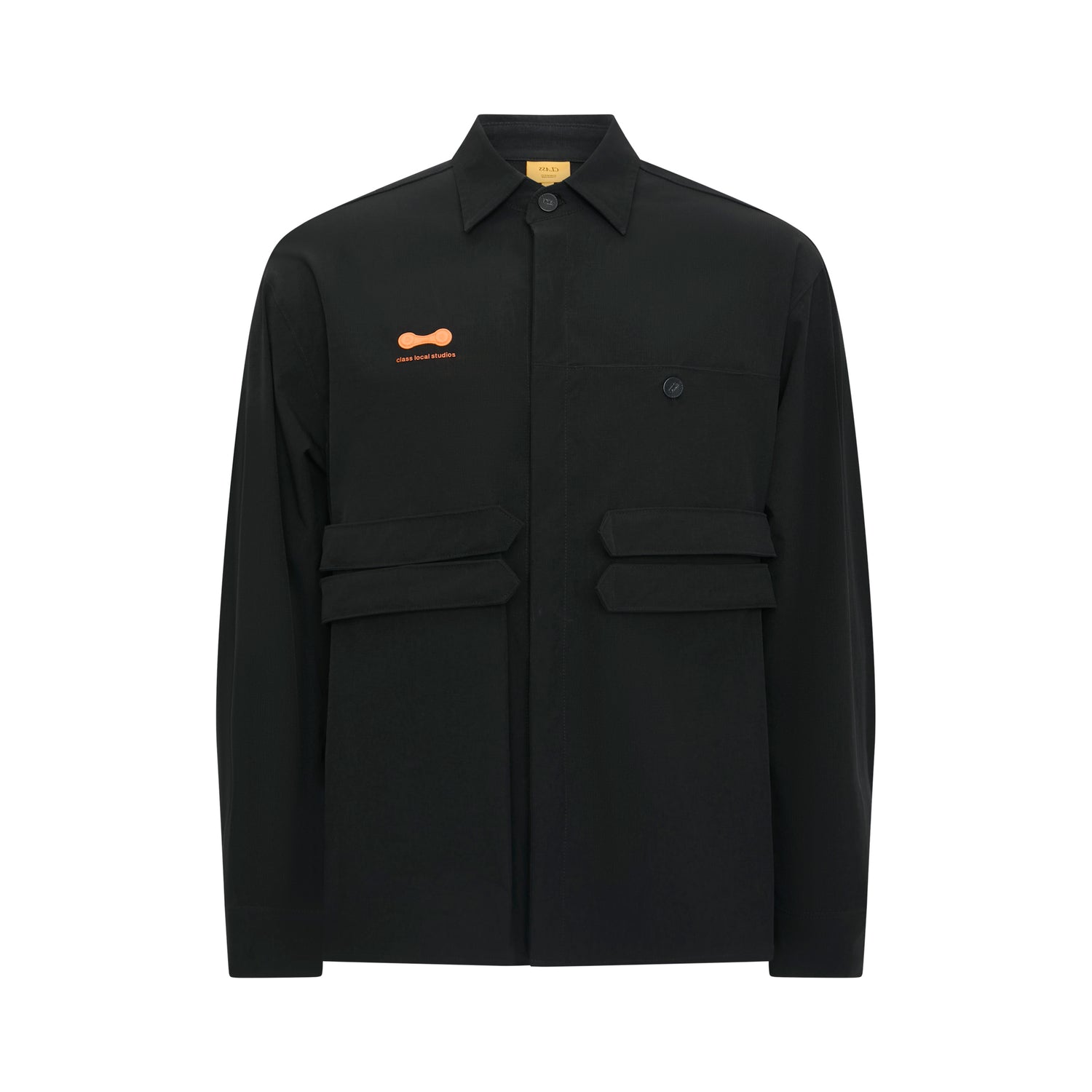 Camisa manga longa preta com bolsos frontais e logo laranja bordado