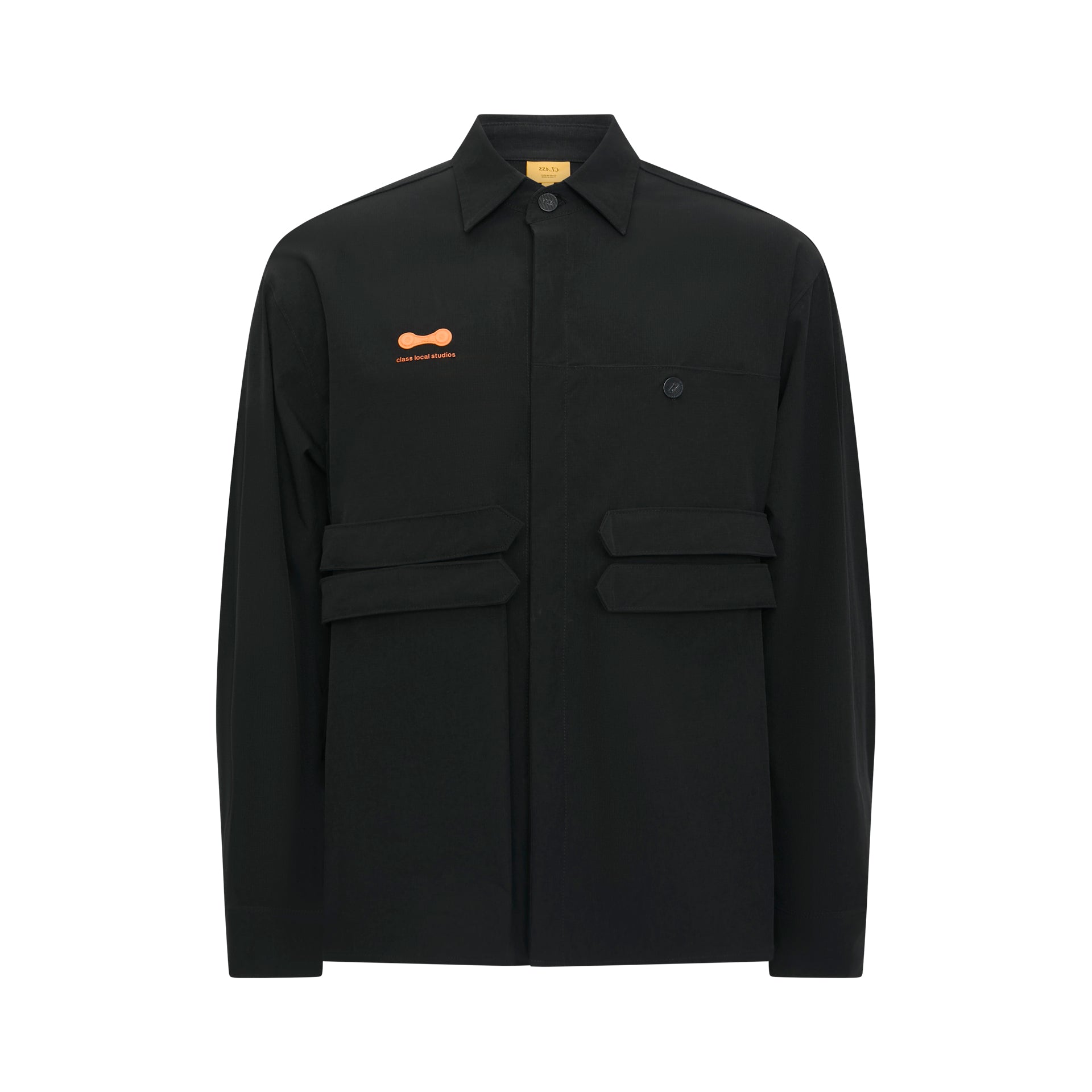 Camisa manga longa preta com bolsos frontais e logo laranja bordado