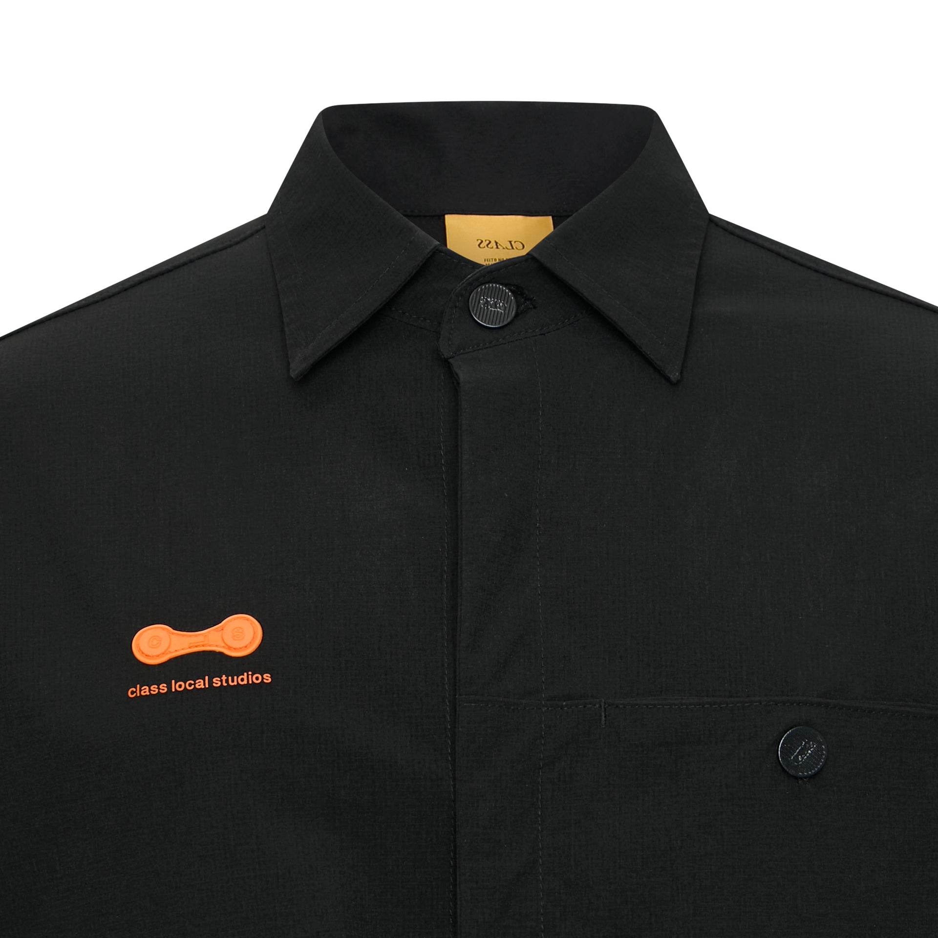 Camisa manga longa preta com colarinho, botões e logo laranja no peito