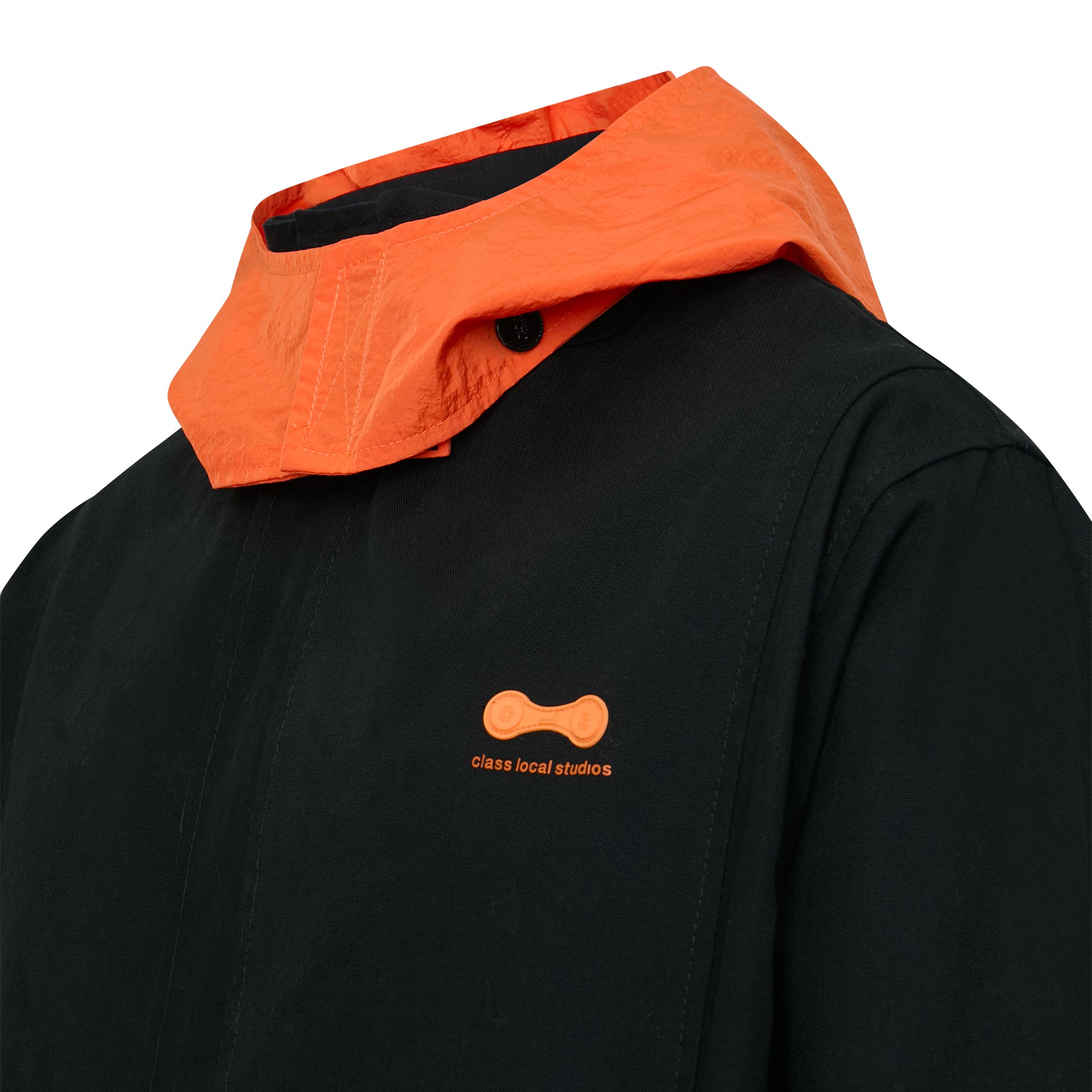 Capuz laranja na gola e logotipo laranja bordado na jaqueta preta