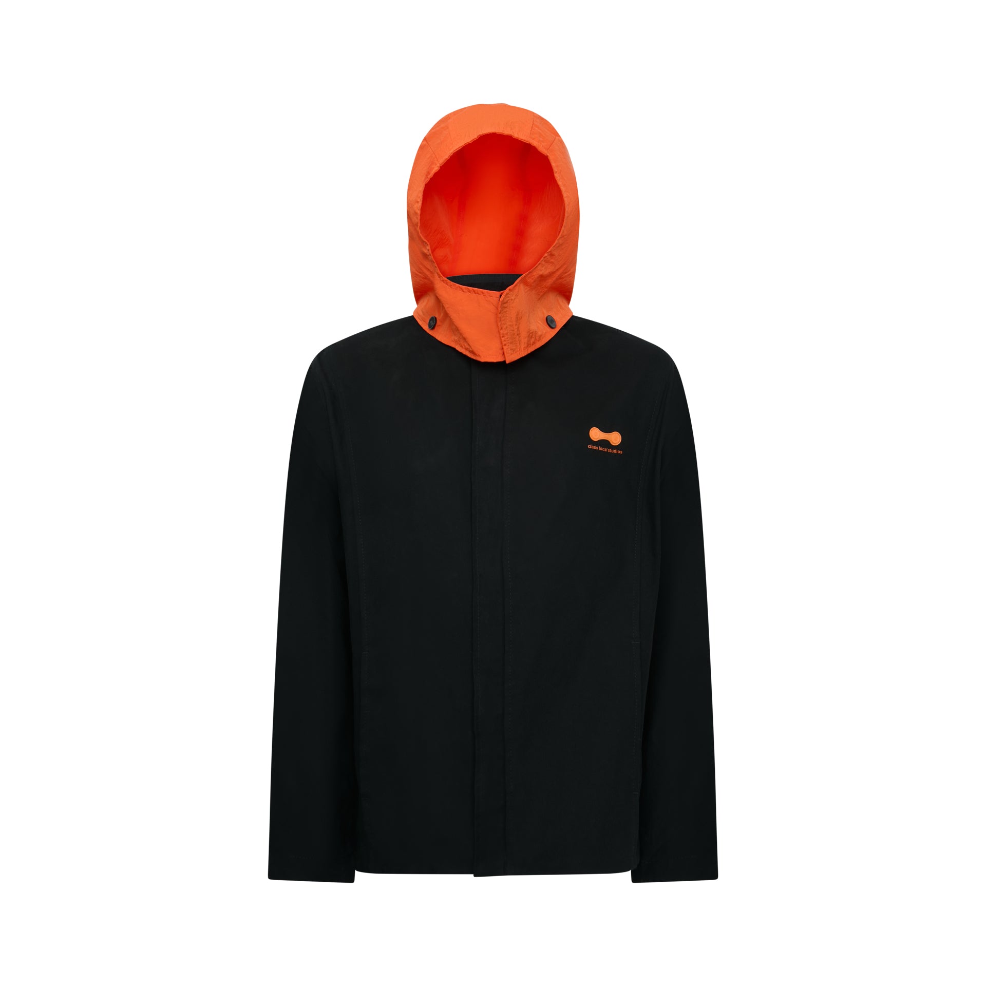 Jaqueta preta com capuz laranja e logotipo laranja no peito