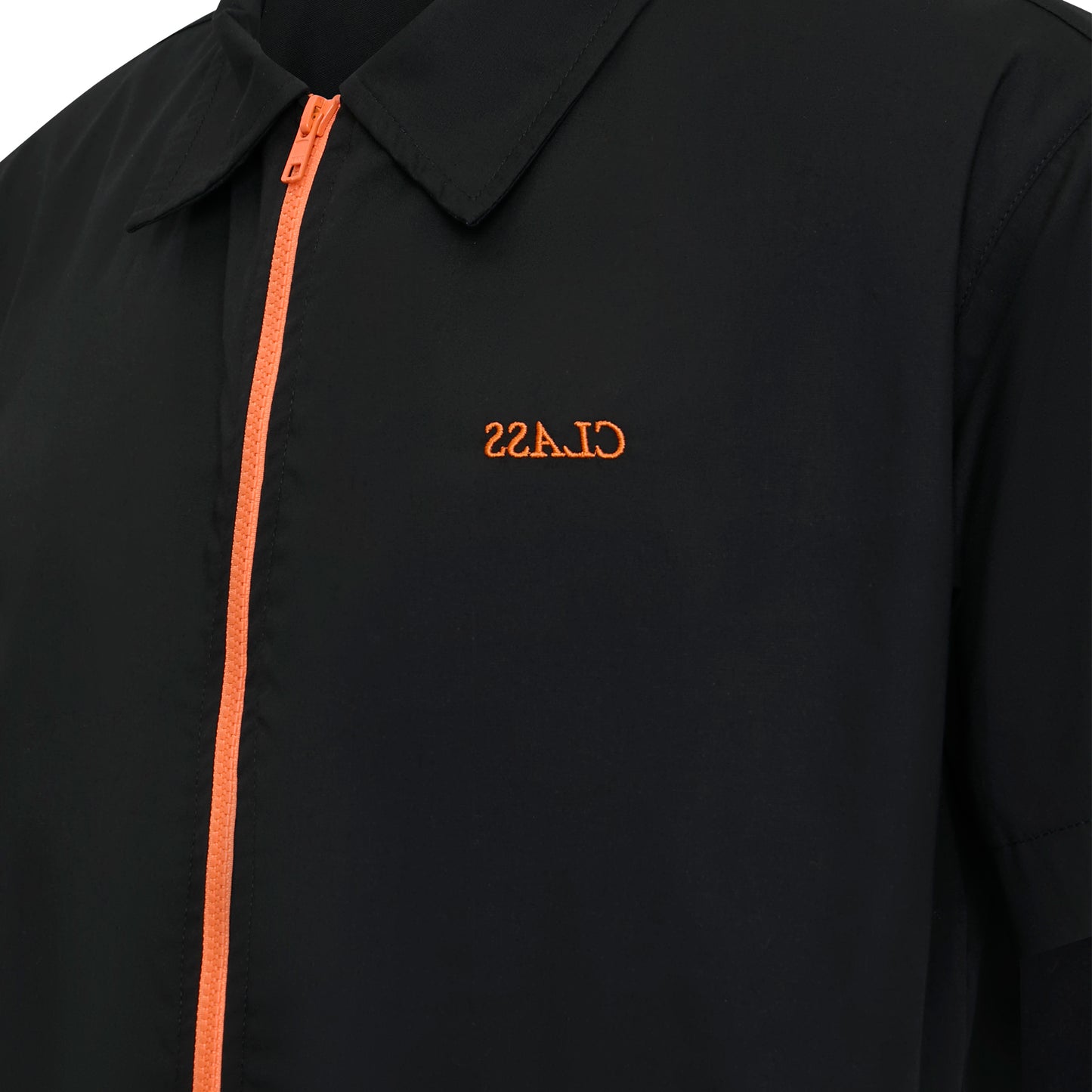 Frente da camisa preta com zíper laranja e logo bordado laranja