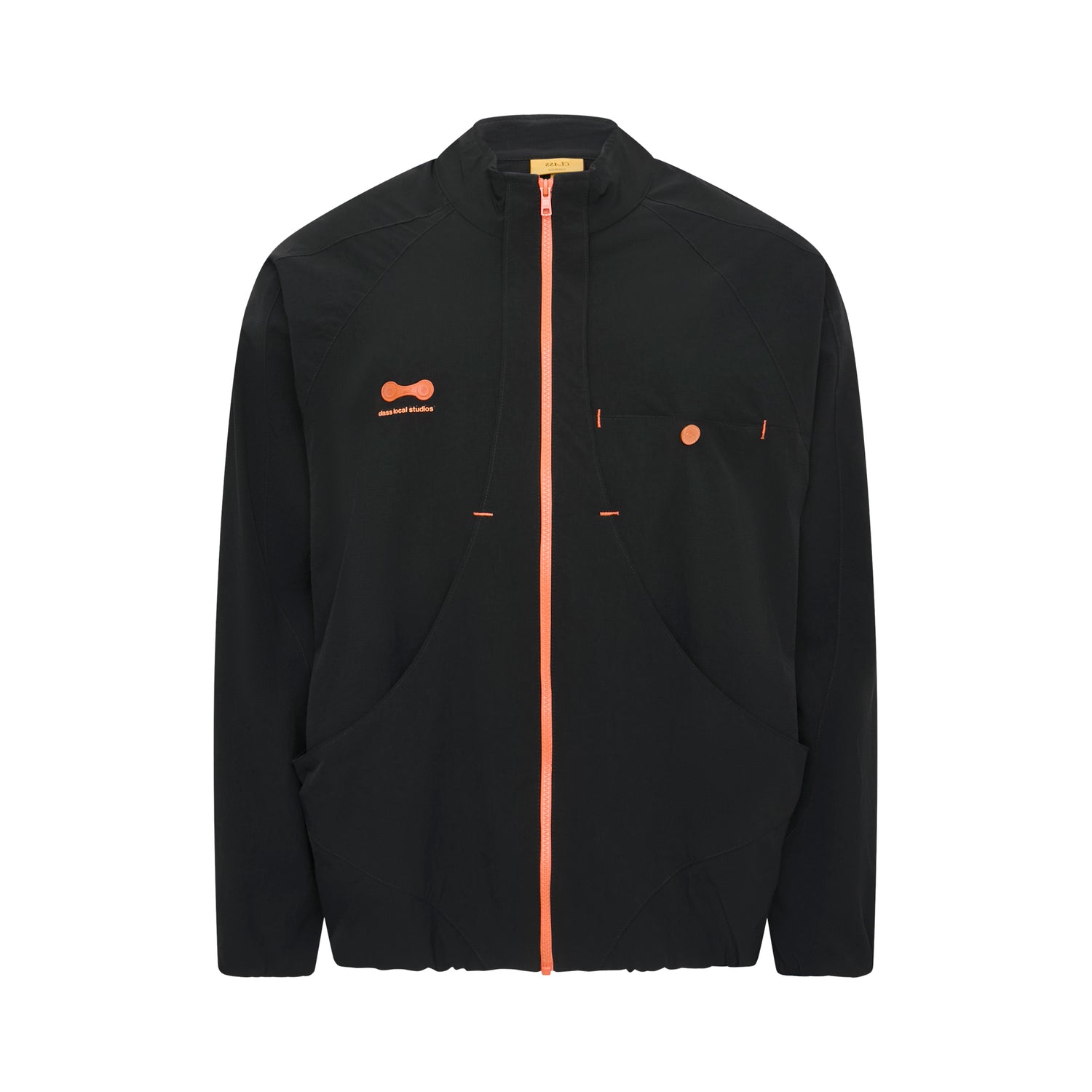 Jaqueta esportiva preta com zíper laranja e logo bordado, com bolso frontal