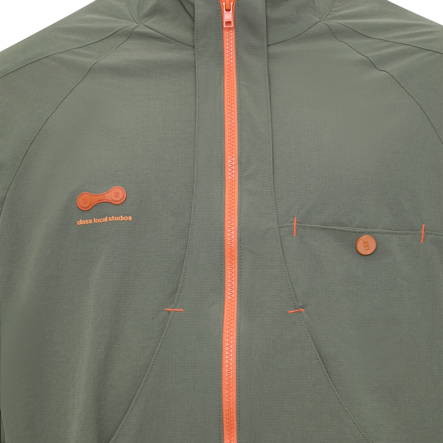 Jaqueta esportiva verde-oliva com zíper laranja, bolsos frontais e logo bordado no peito