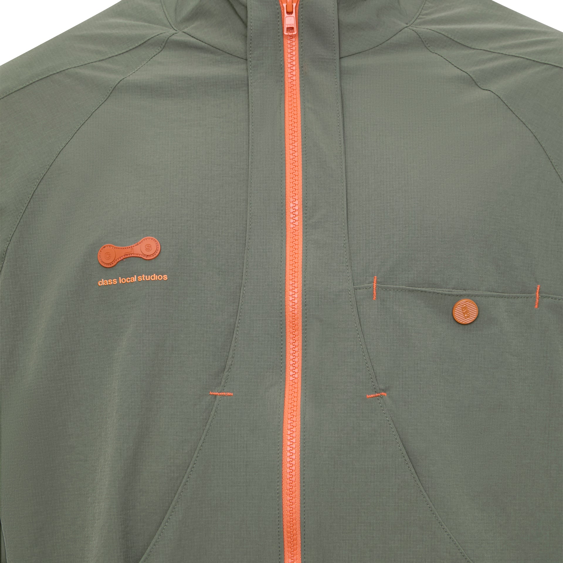 Jaqueta esportiva verde-oliva com zíper laranja, bolsos frontais e logo bordado no peito