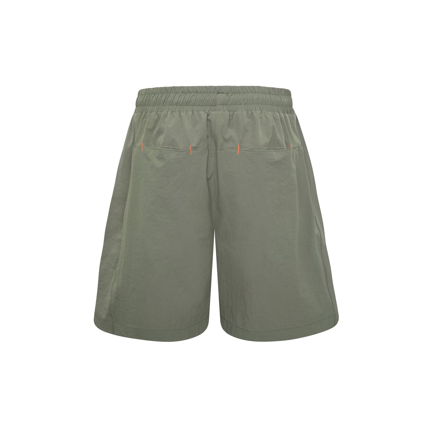 Shorts verde com cós elástico, cordão frontal e bolsos laterais, com estampa discreta.