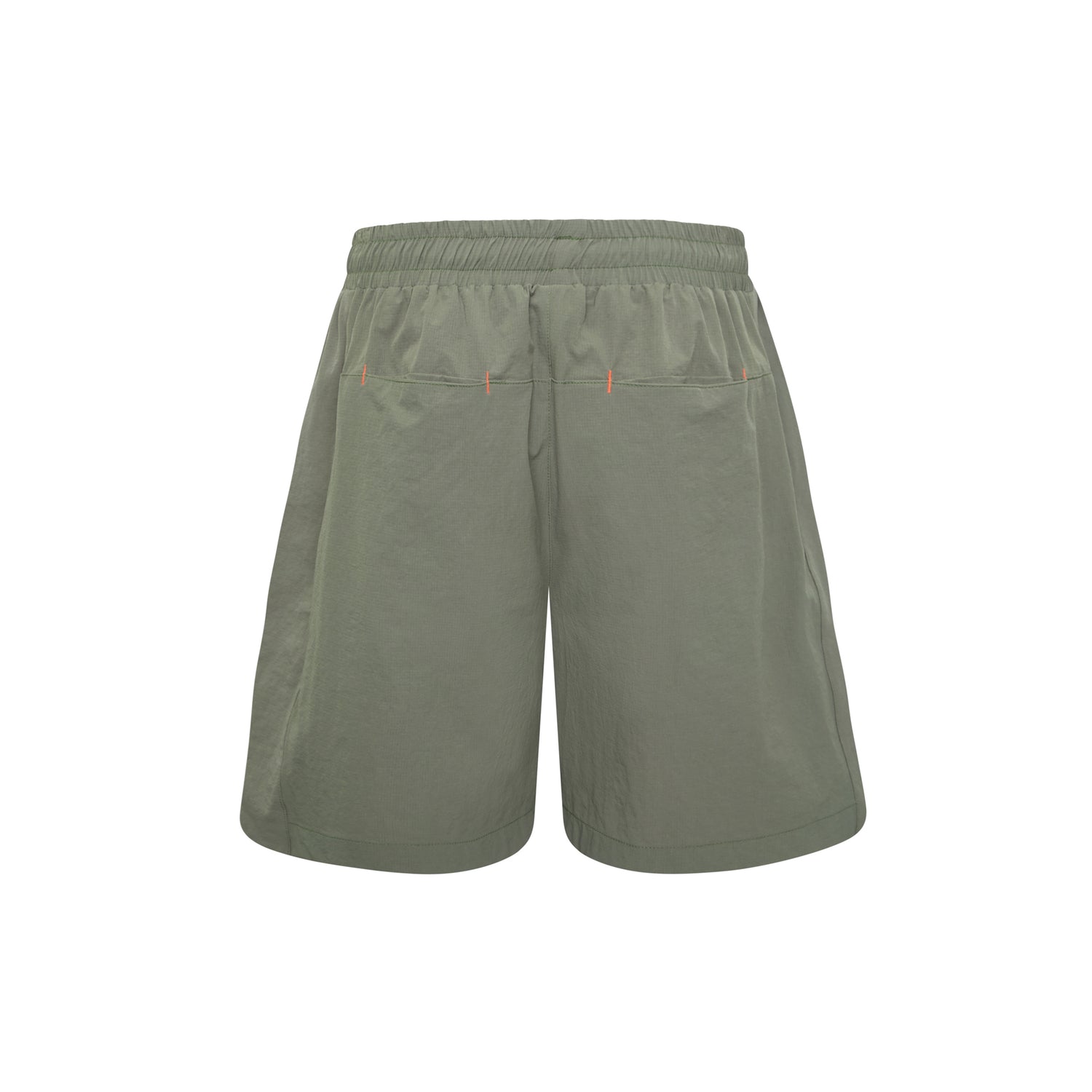Shorts verde com cós elástico, cordão frontal e bolsos laterais, com estampa discreta.