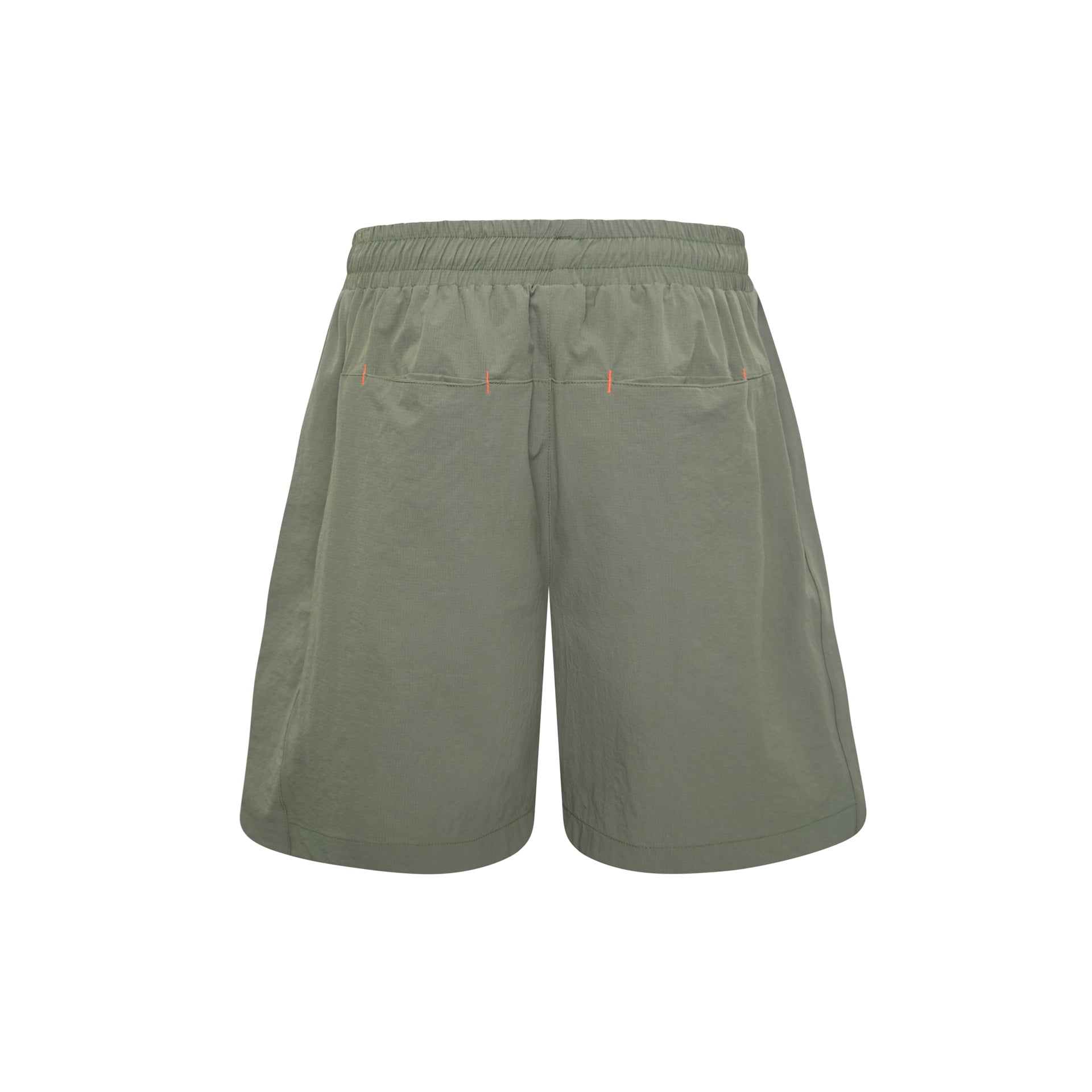 Shorts verde com cós elástico, cordão frontal e bolsos laterais, com estampa discreta.