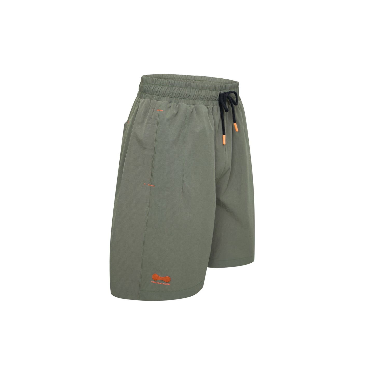 Shorts verde com cós elástico e cordão preto com ponteiras laranja, estampa lateral.