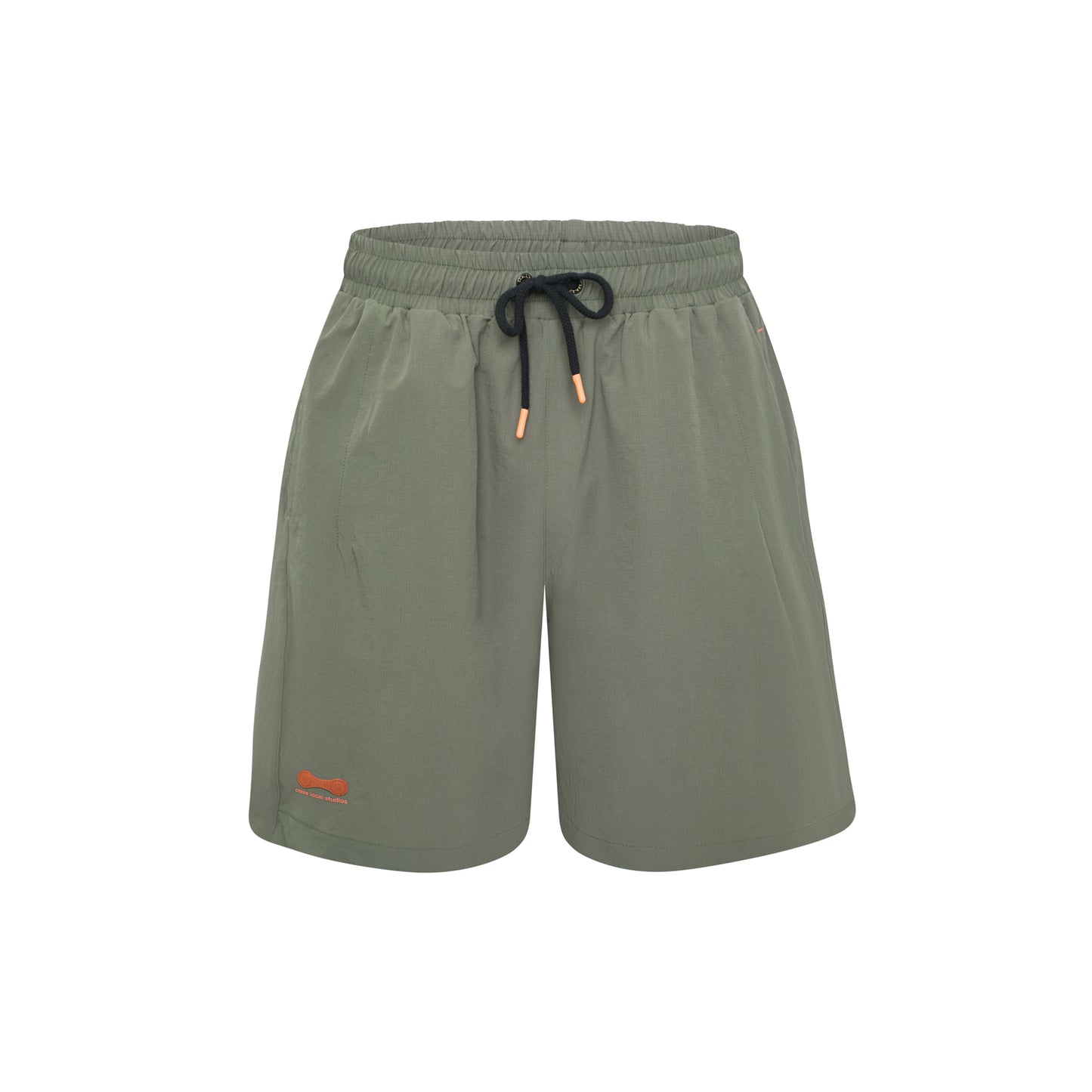 Shorts verde com cós elástico e cordão preto, estampa laranja no lado esquerdo.