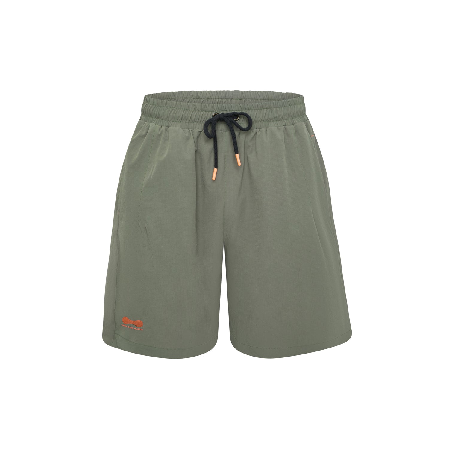 Shorts verde com cós elástico e cordão preto, estampa laranja no lado esquerdo.