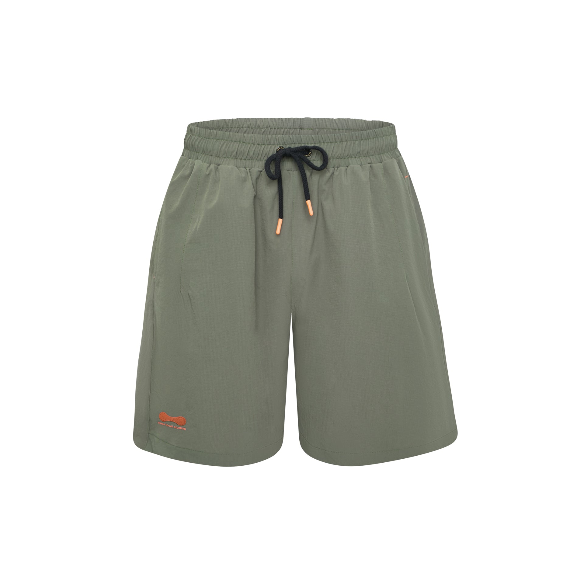 Shorts verde com cós elástico e cordão preto, estampa laranja no lado esquerdo.