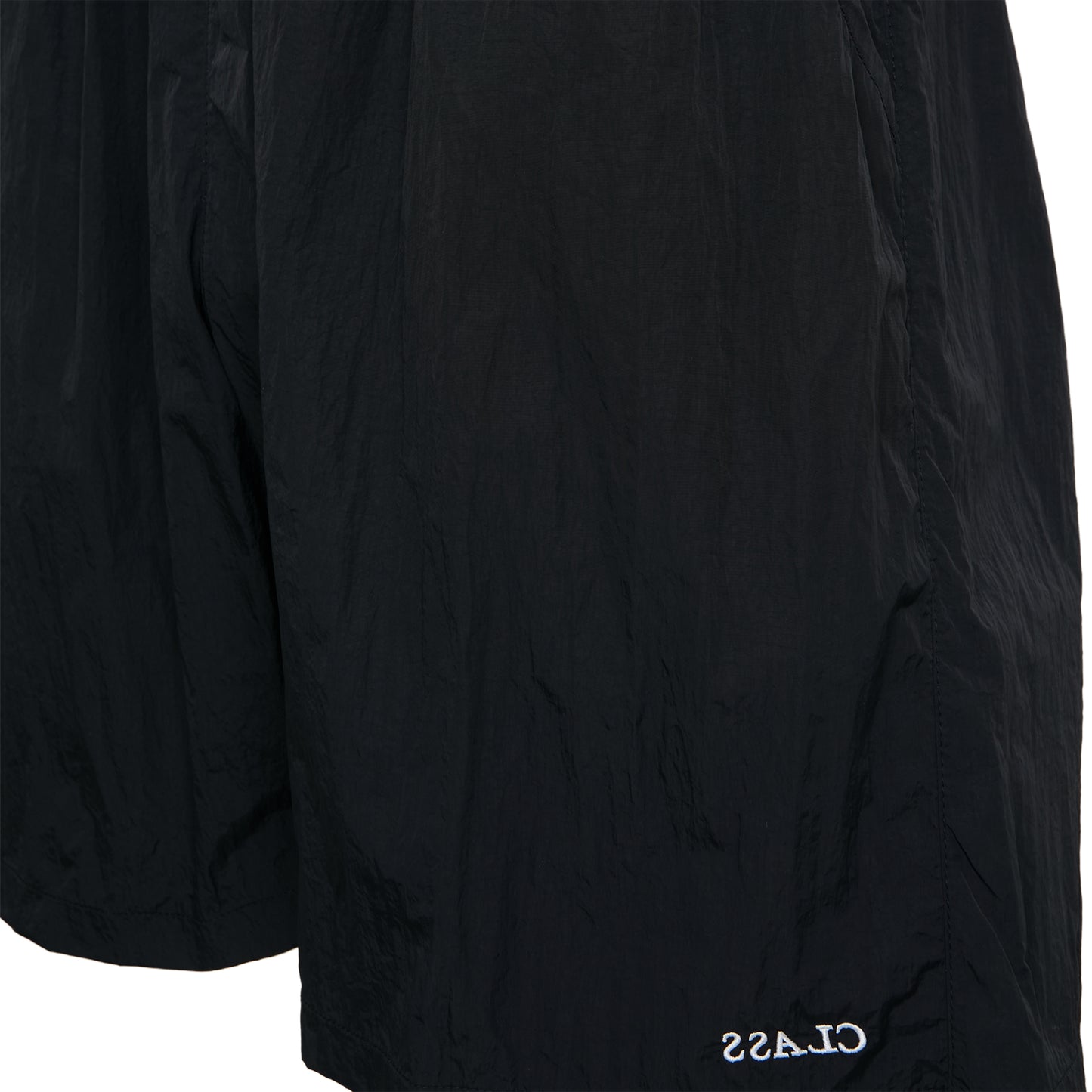 Shorts pretos com cós elástico, cordão e etiqueta na barra