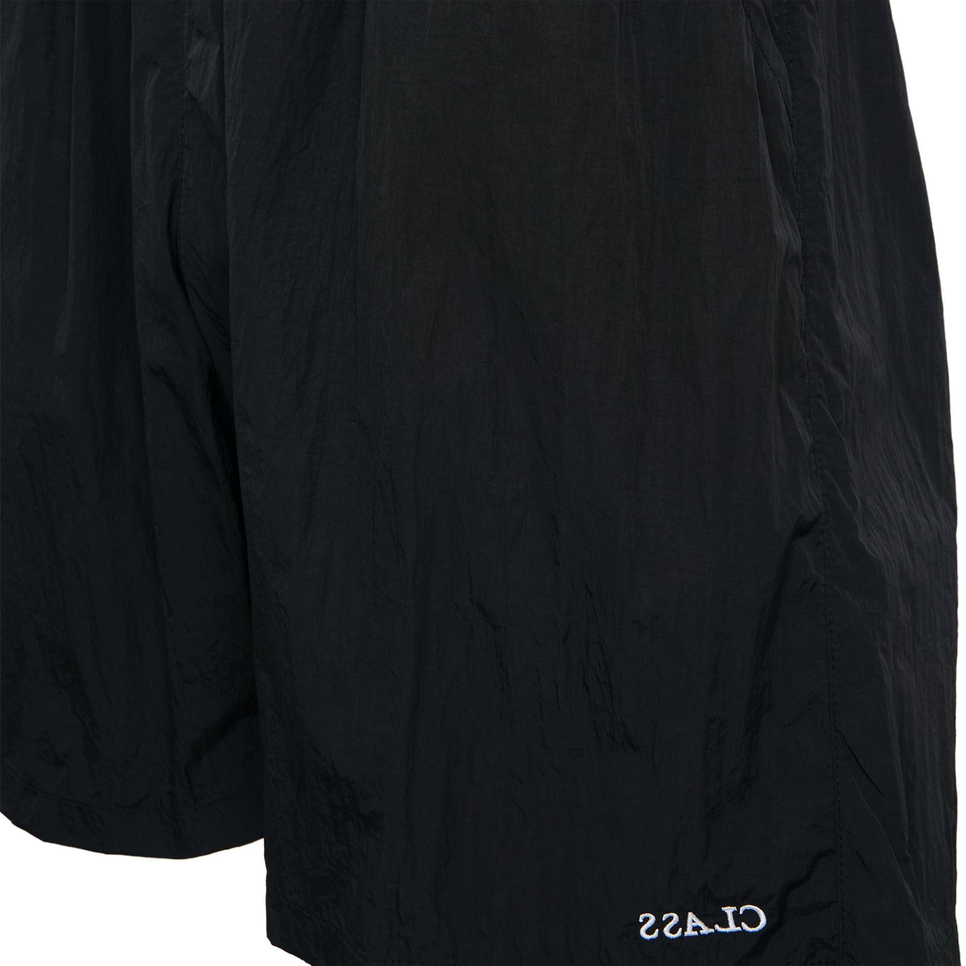 Shorts pretos com cós elástico, cordão e etiqueta na barra