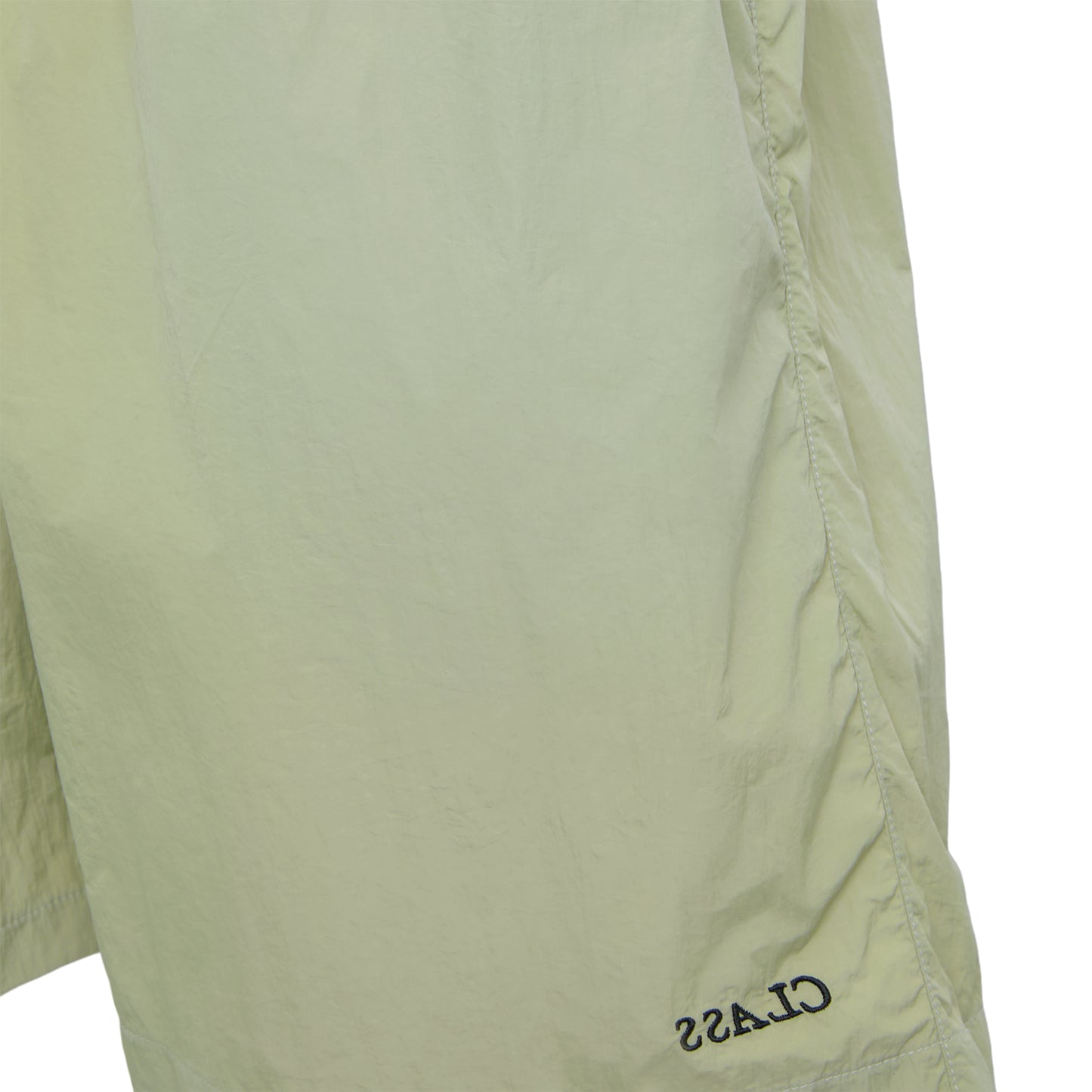 Shorts verde claro com costura lateral e logo na barra