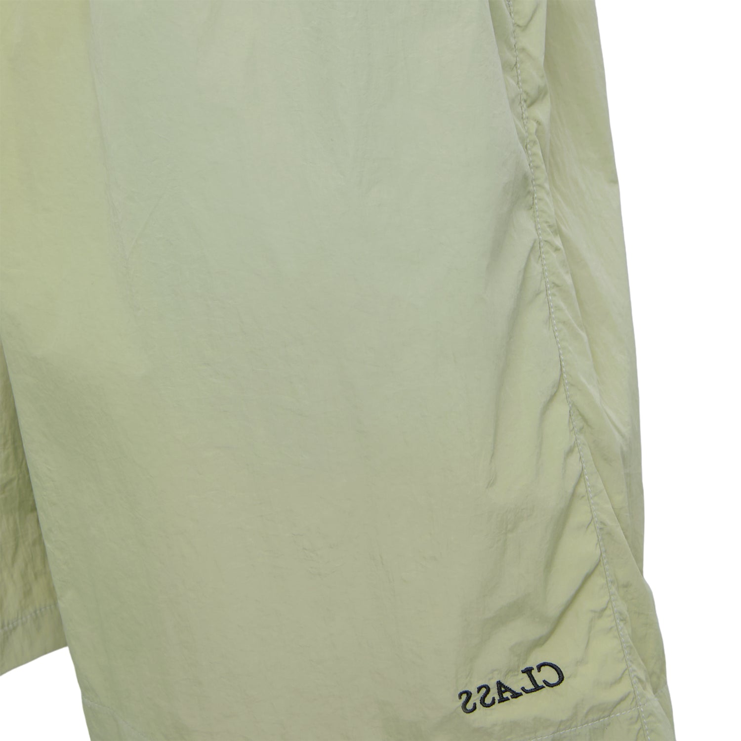 Shorts verde claro com costura lateral e logo na barra