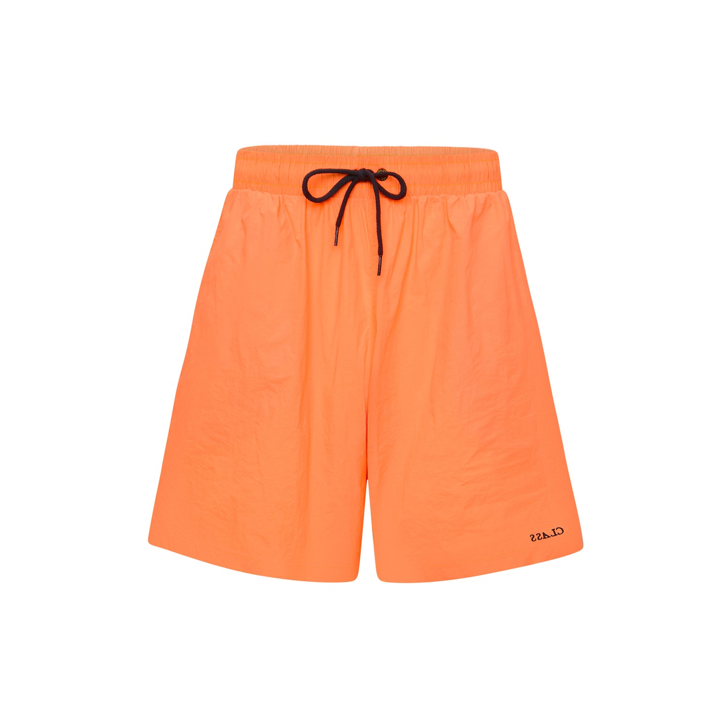 Shorts laranja com cordão preto no cós elástico e logo bordado