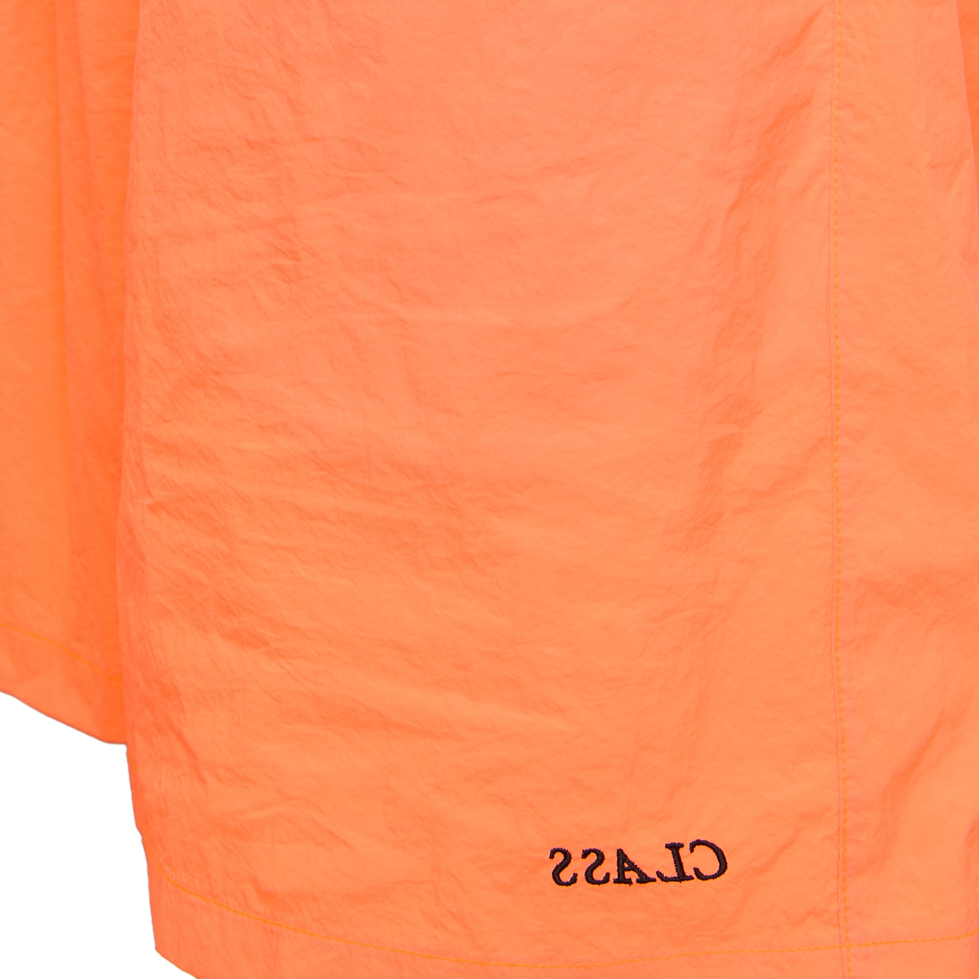Shorts laranja com detalhe de costura e logo bordado na perna
