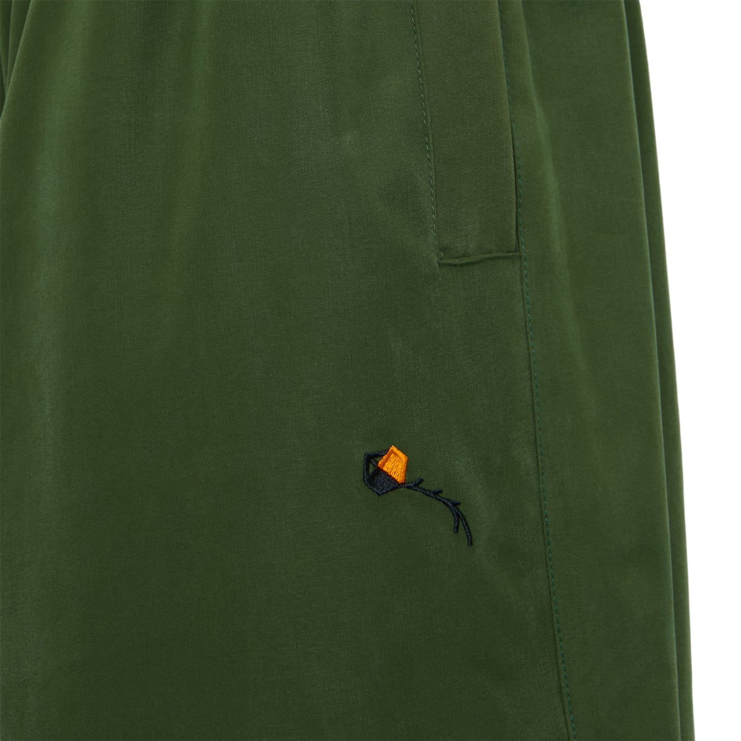 Bermuda verde moss com bolso frontal e detalhe de logo bordado lateral