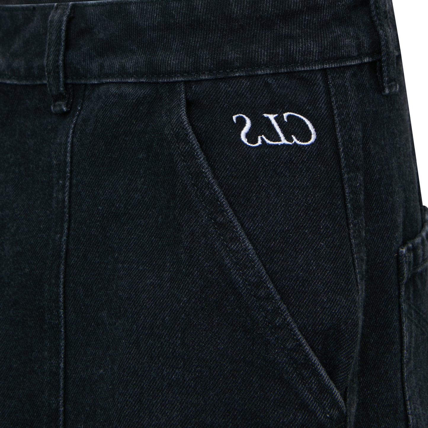 Bermuda jeans preta com etiqueta bordada na perna