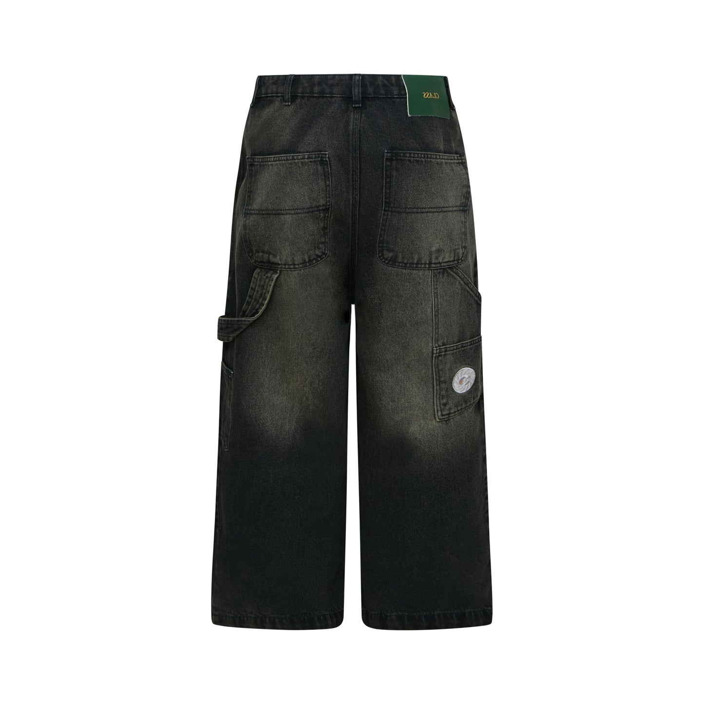 Calça jeans wide carpenter preta com bolsos cargo nas laterais e patch traseira