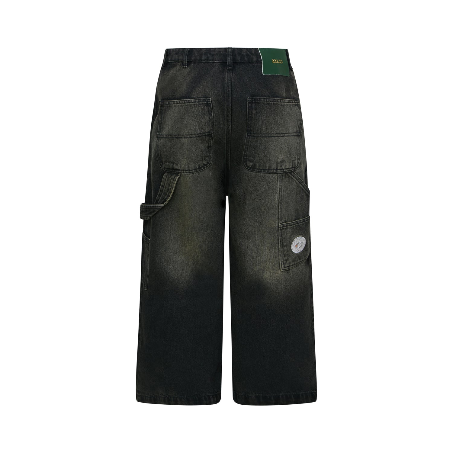 Calça jeans wide carpenter preta com bolsos cargo nas laterais e patch traseira