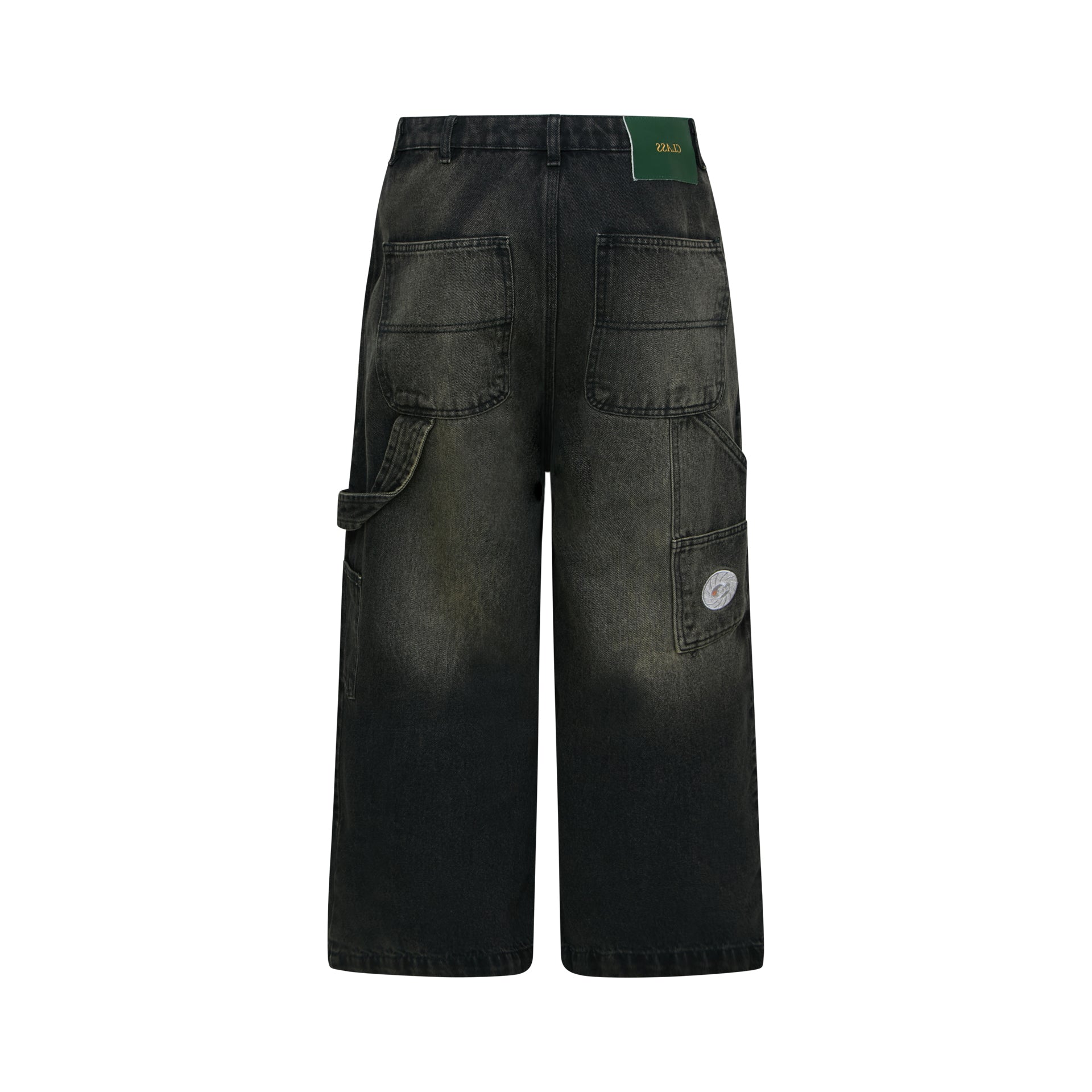 Calça jeans wide carpenter preta com bolsos cargo nas laterais e patch traseira