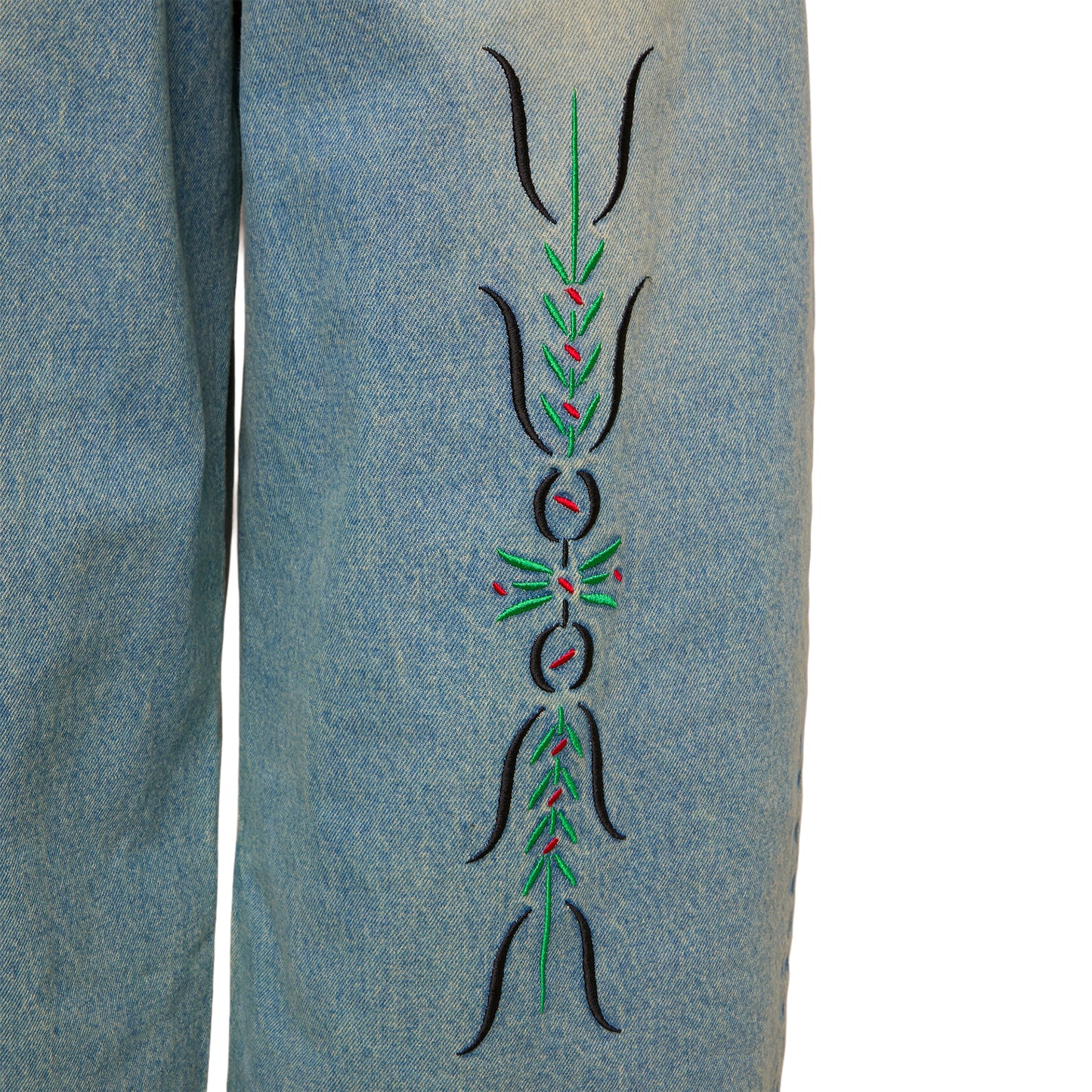 Calça jeans azul stonewash com bordado colorido de figura na lateral
