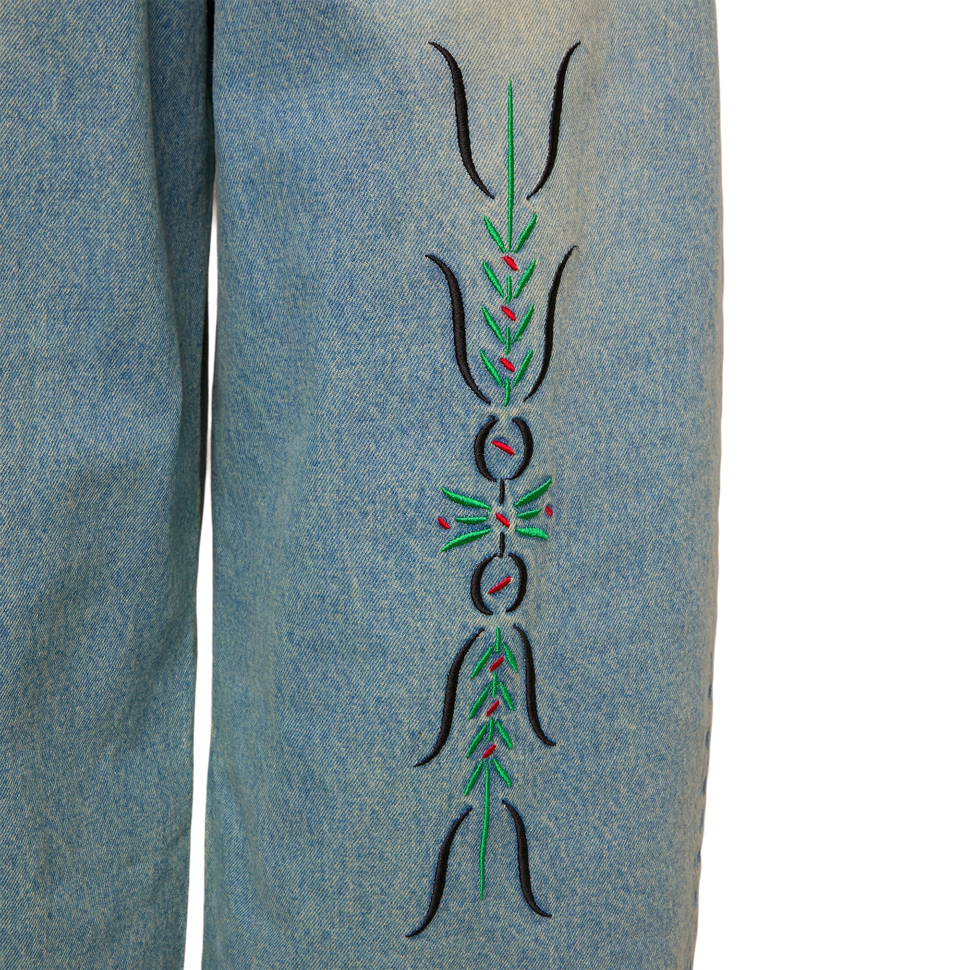 Calça jeans azul stonewash com bordado colorido de figura na lateral