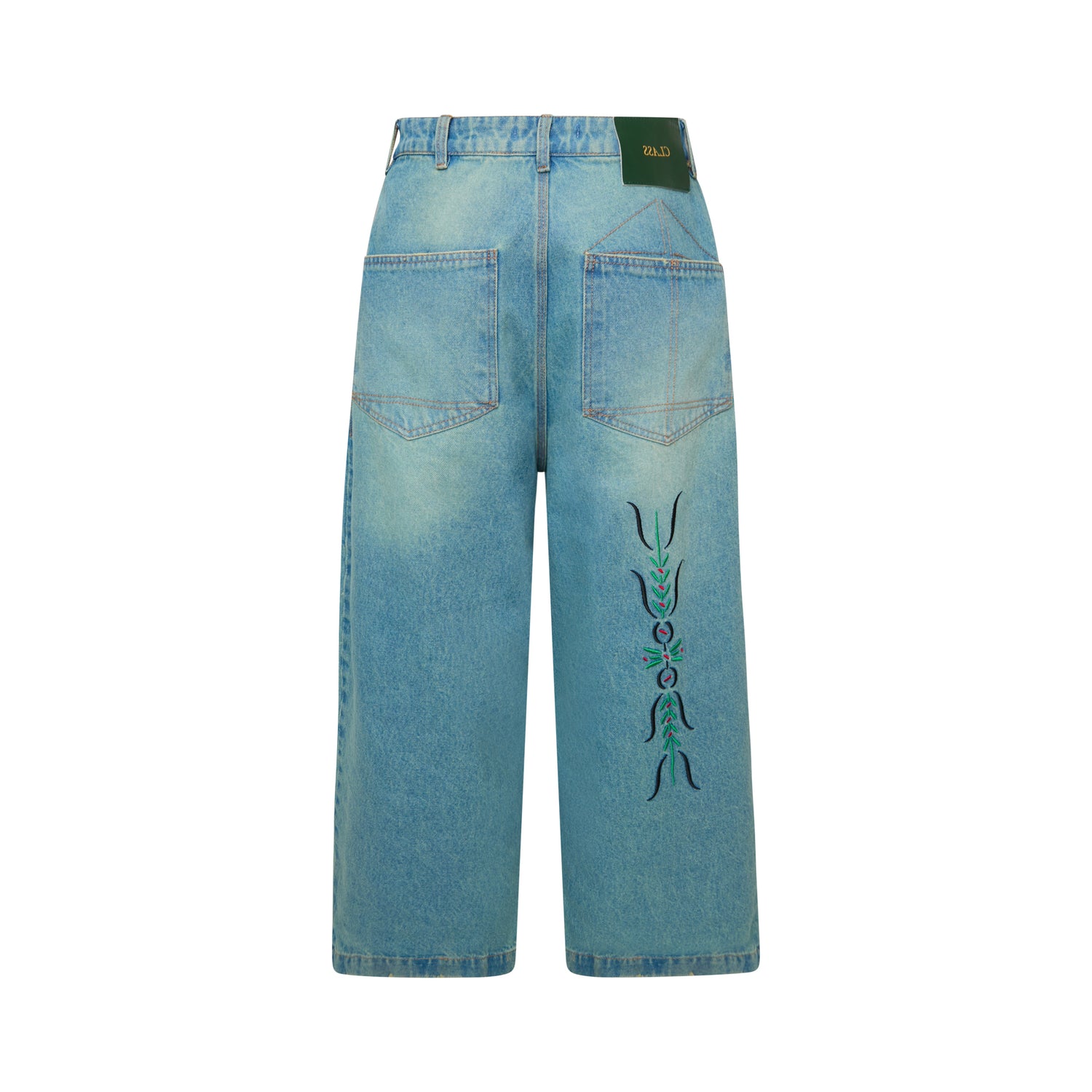 Calça jeans larga azul stonewash, bolsos traseiros e bordado colorido na perna