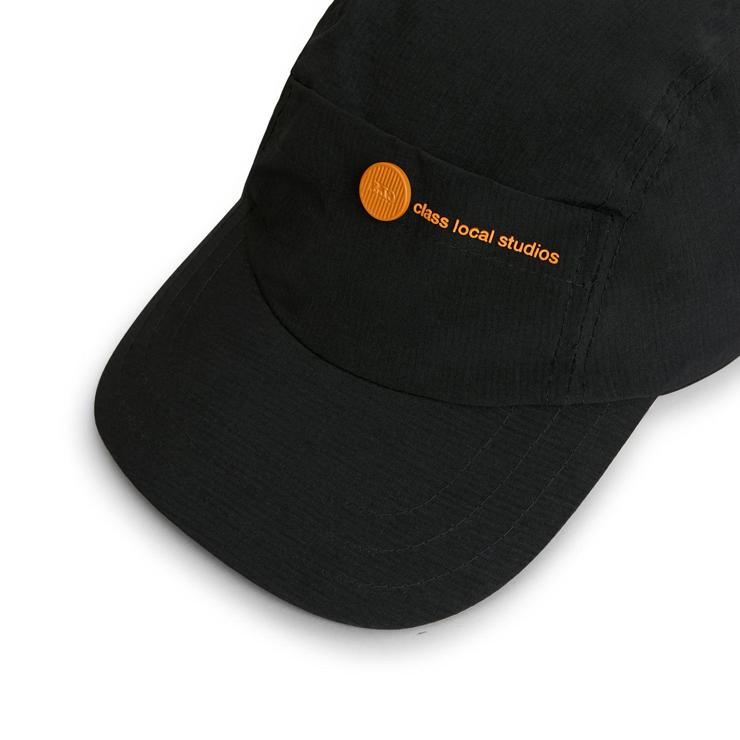 Boné esportivo de 3 painéis preto com logo laranja e aba curva